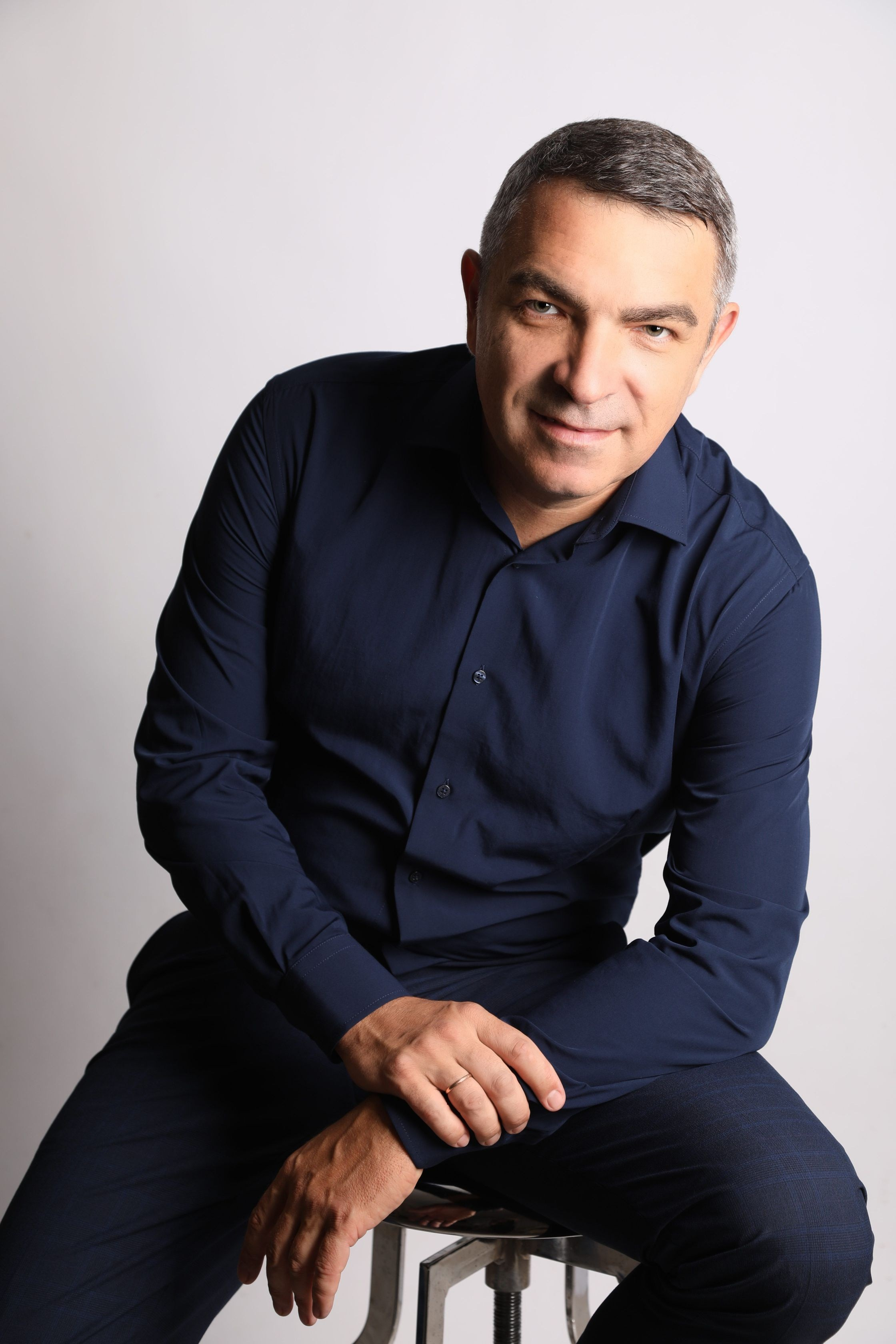 Профессиональная мужская фотосессия в Fotogen: Ваша история в кадре. Интерьерная фотостудия FOTOGEN г. Краснодар