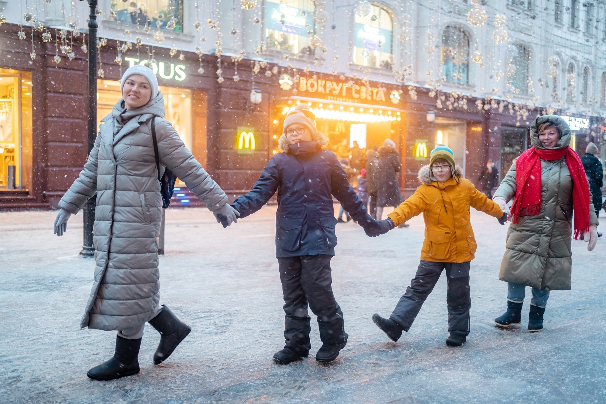 Юля с семьей в центре. Семейный фотограф Варвара Сорока в городе Москве