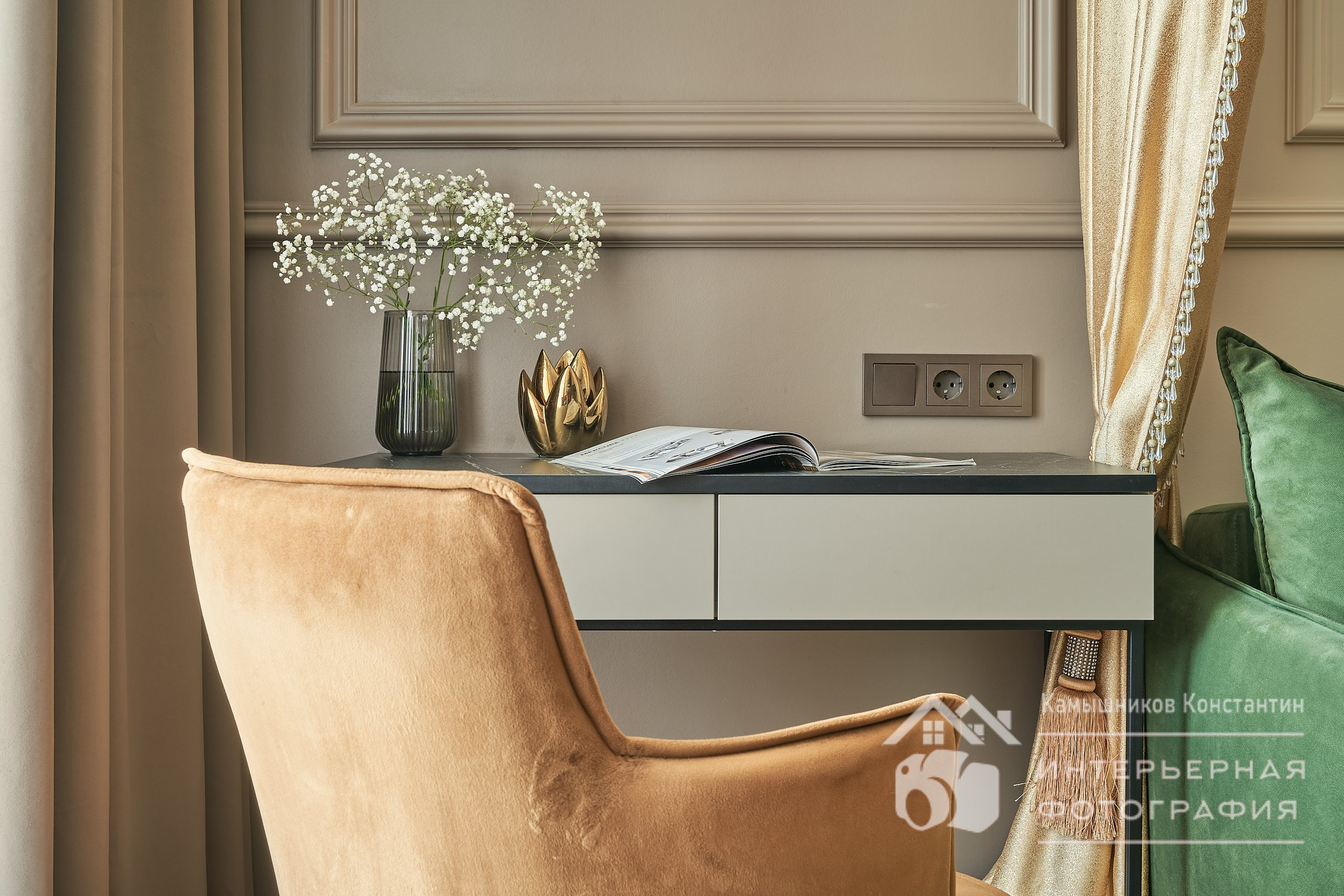 Интерьерная съемка апартаментом на Ходынском бульваре, кресло и рабочий столик в солнечном свете