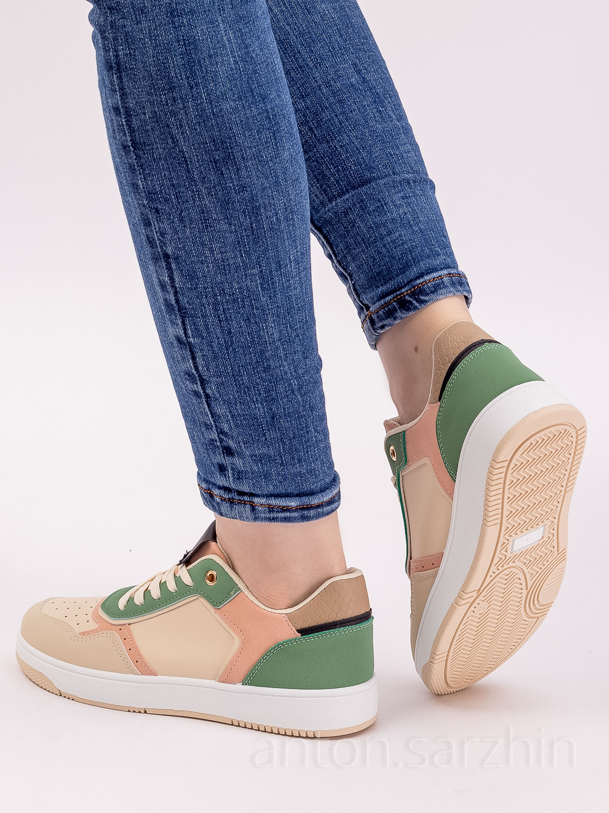 Модельная фотосъемка женских кроссовок в студии