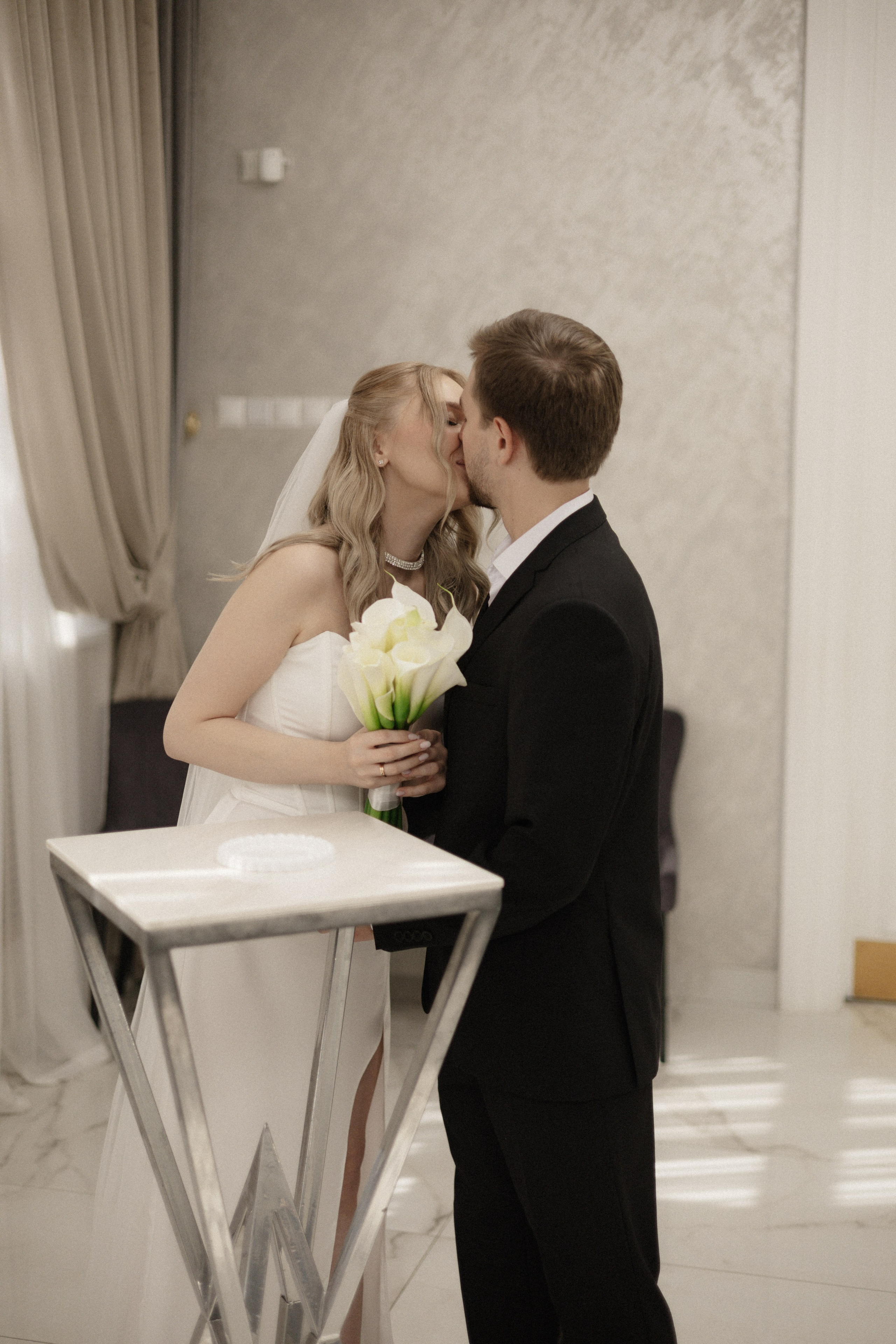 Арина и Дима. Сборы, роспись и прогулка. Свадебный и портретный фотограф в Москве Анастасия Масюк