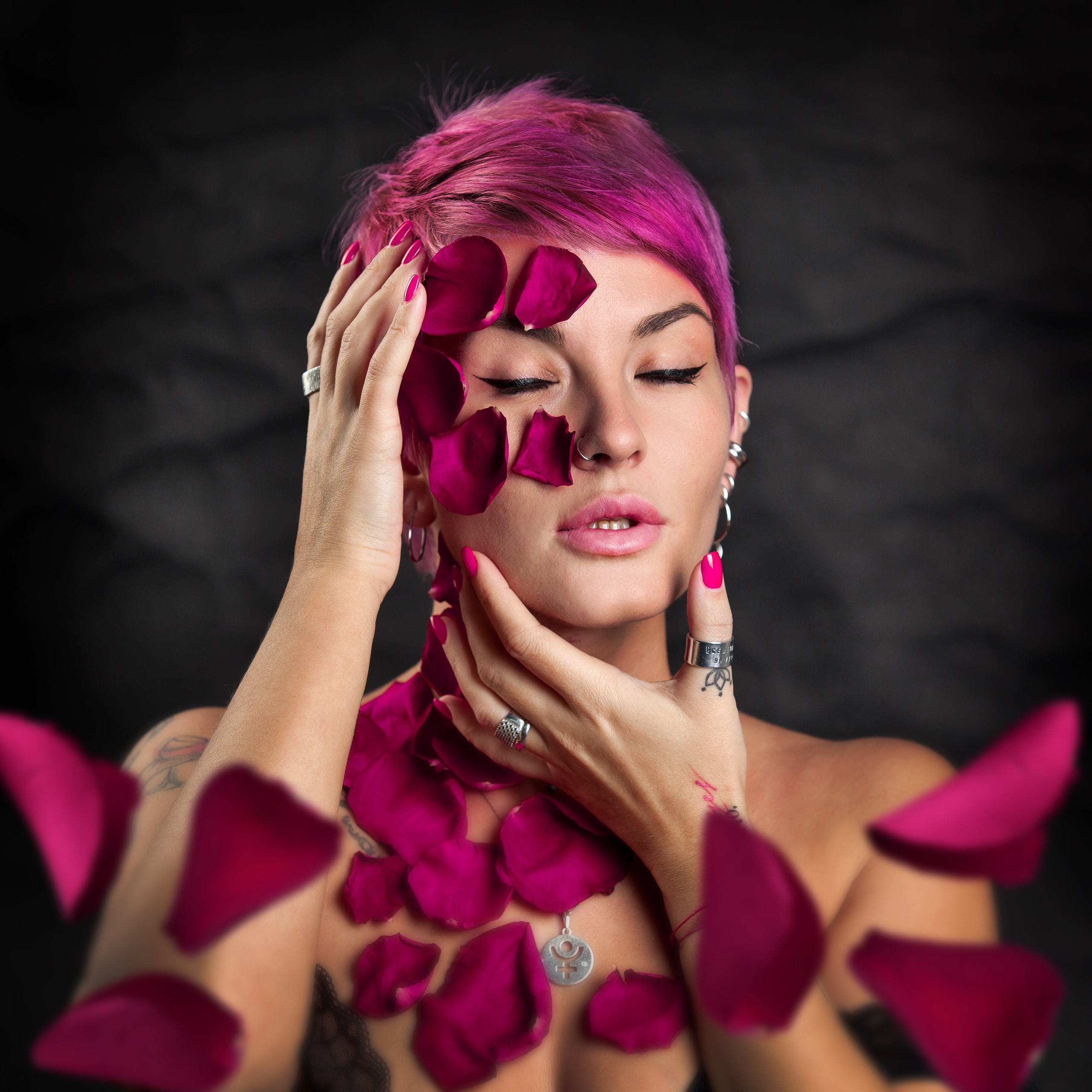 Лепестки роз. Фотограф Мария Кольцова