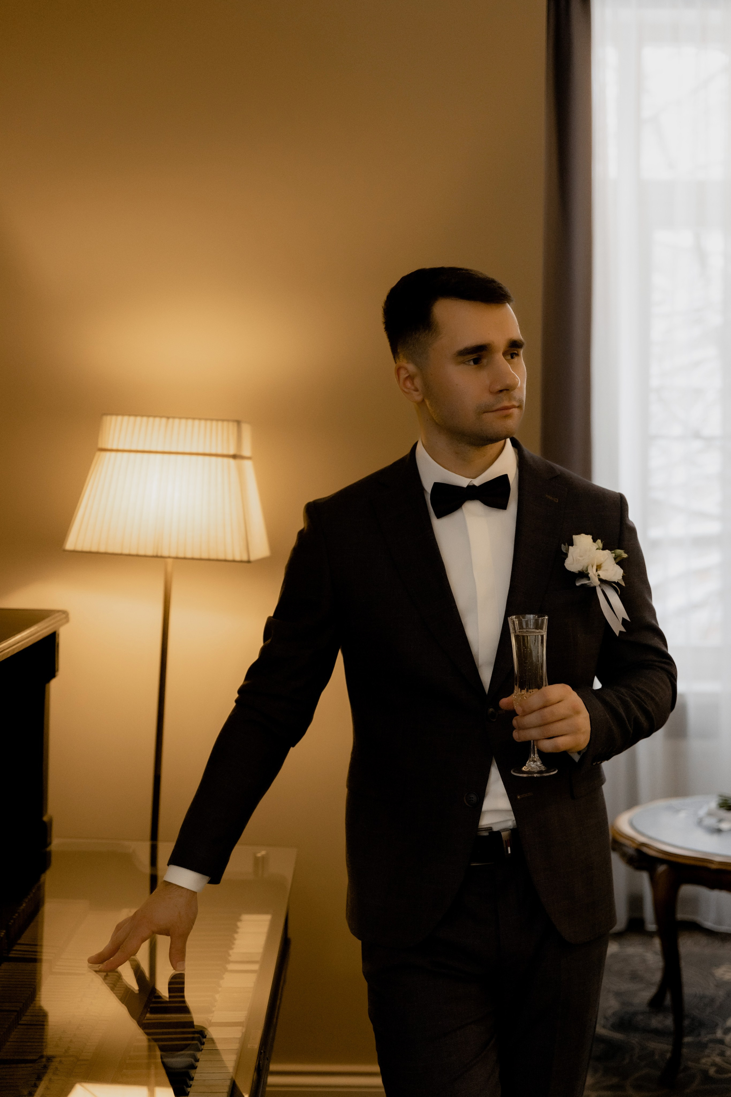 Свадебная фотосессия в отеле Чайковский г. Калининград. Свадебный фотограф Калининград