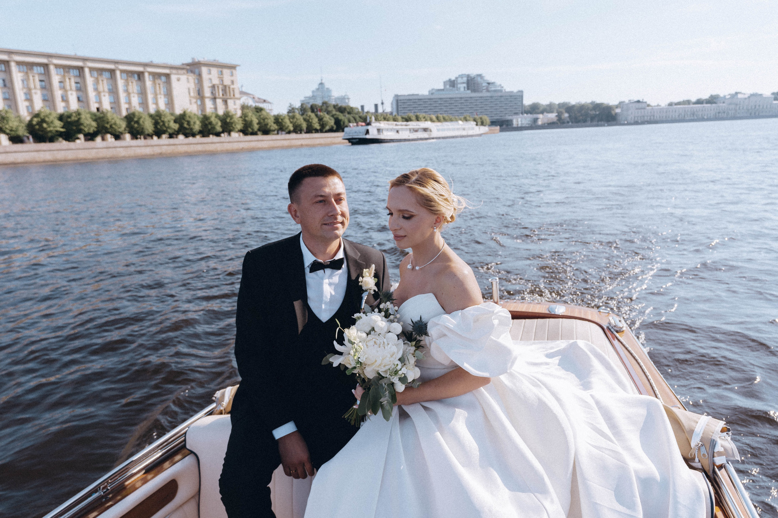 СВАДЕНБНАЯ СЬЕМКА НА КАТЕРЕ ПО КАНАЛАМ САНКТ-ПЕТЕРБУРГА И В АКВАТОРИИ НЕВЫ. Профессиональный фотограф, Санкт-Петербург — Виктория Богомолова