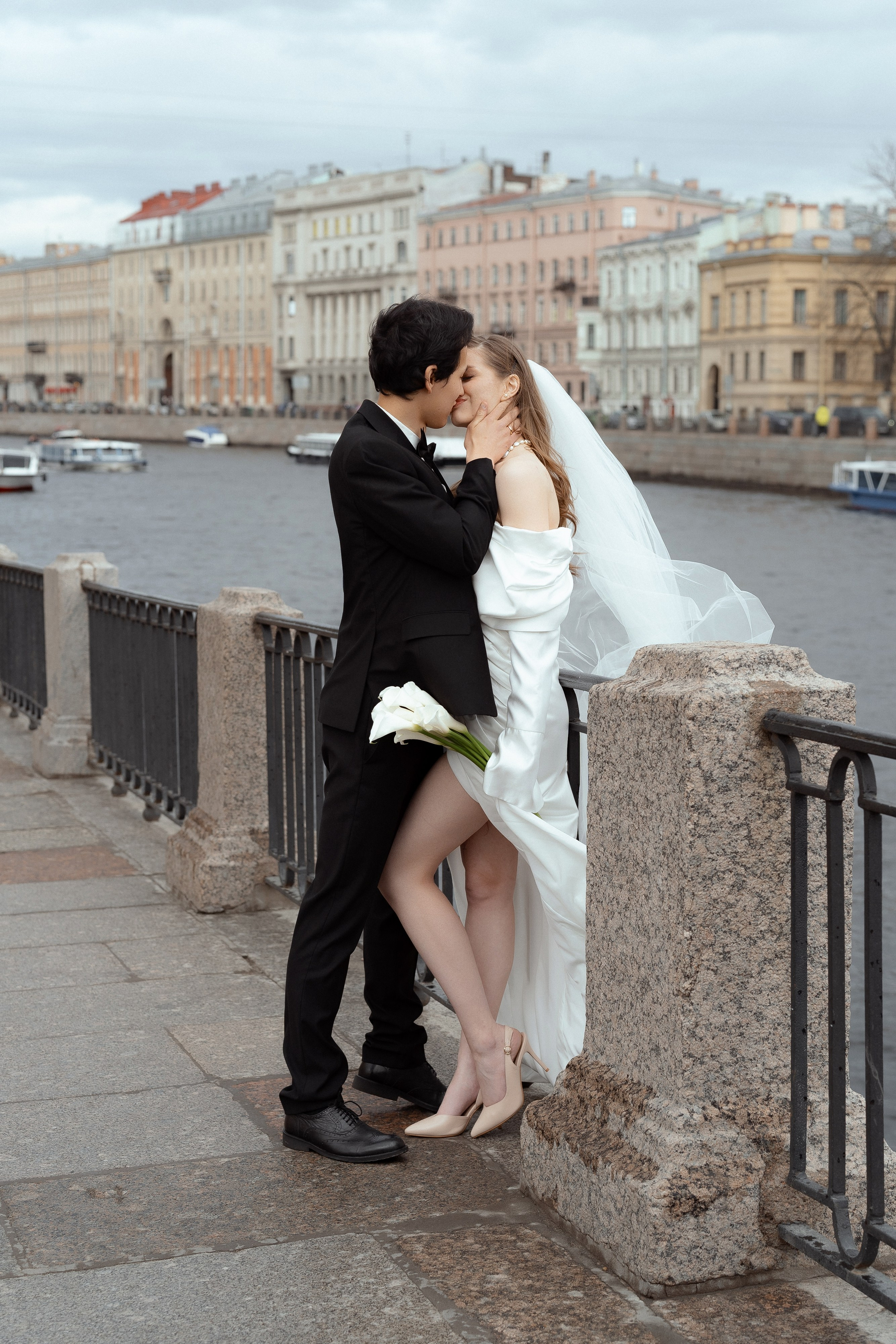 Утро молодых в Rossi Boutique Hotel и прогулка по Фонтанке и улице Росси. Свадебный фотограф Дмитрий Родионов — Санкт-Петербург и Ленинградская область