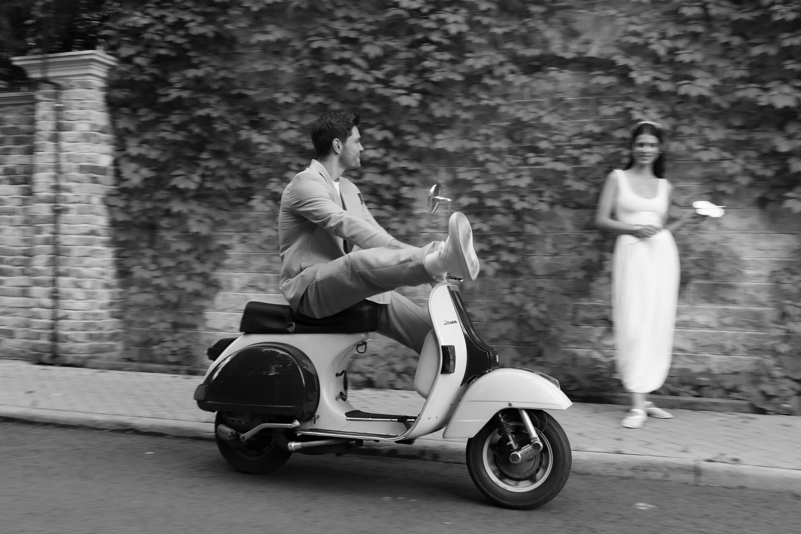 Съёмка на скутере — свадебная love story в стиле ретро