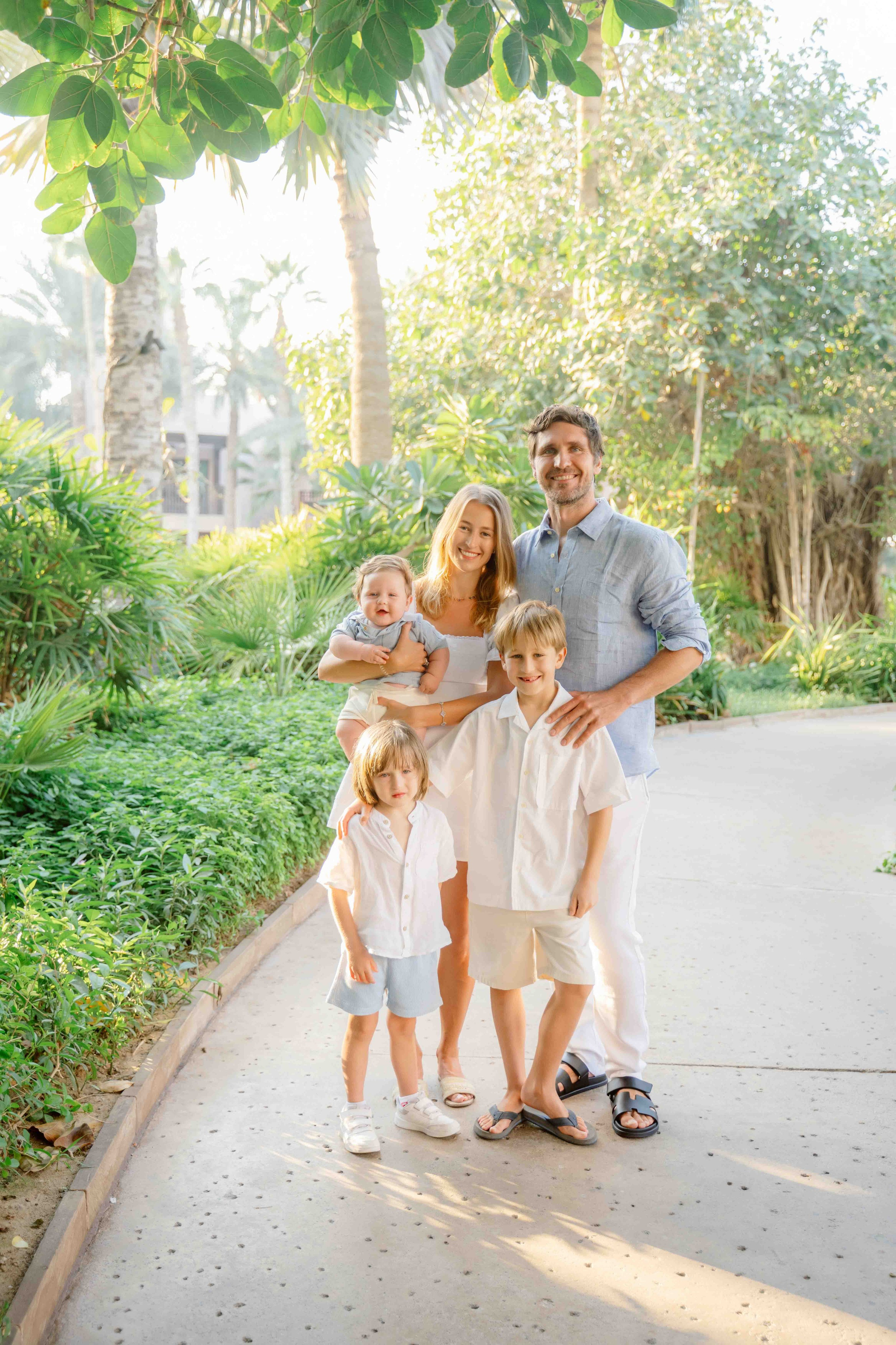 Фотосессия большой семьи в светлых тонах в зелени. Фотограф и видеограф в Москве и Абу Даби Мария Кулагина