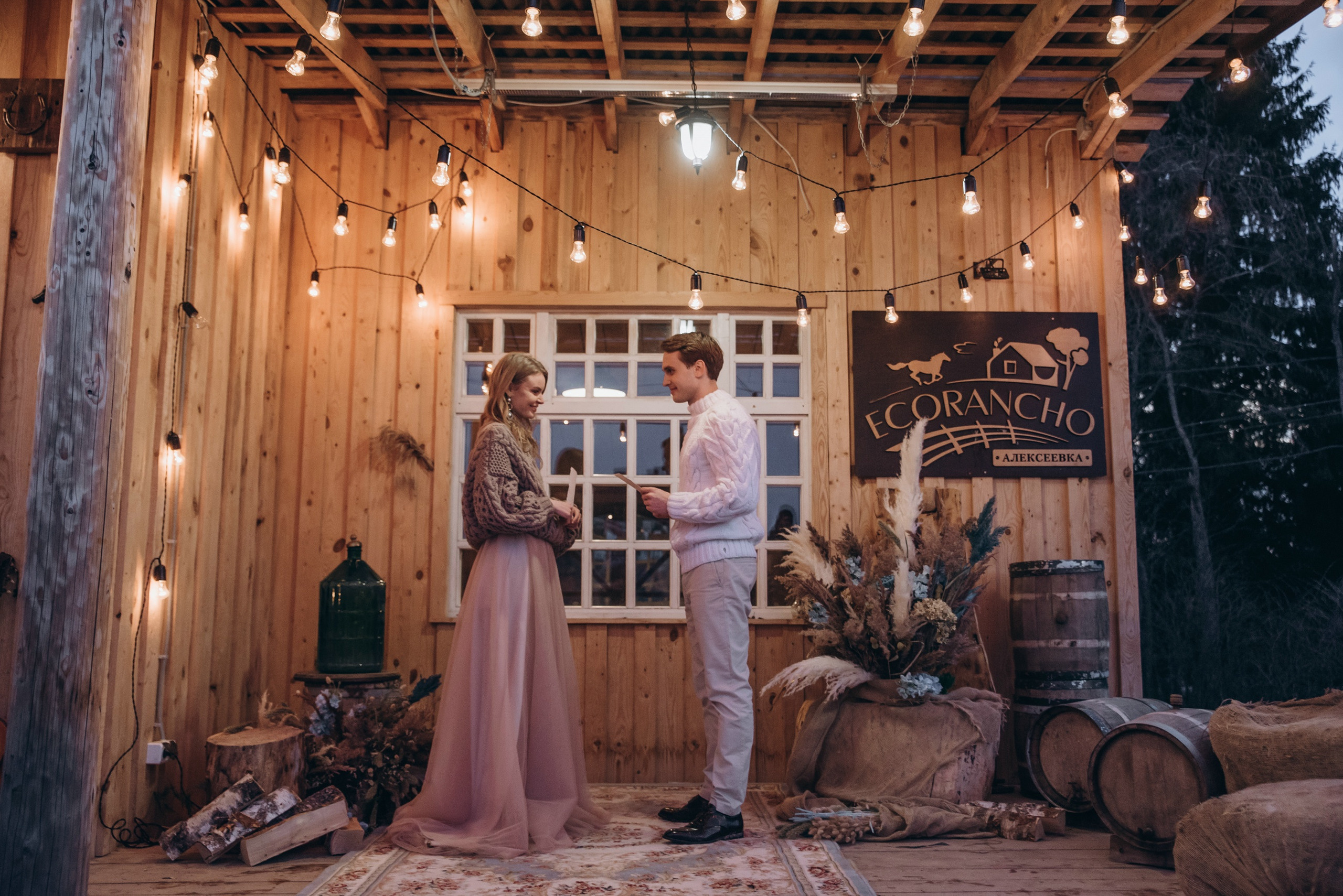 Молодожены читают клятвы друг другу на закате.