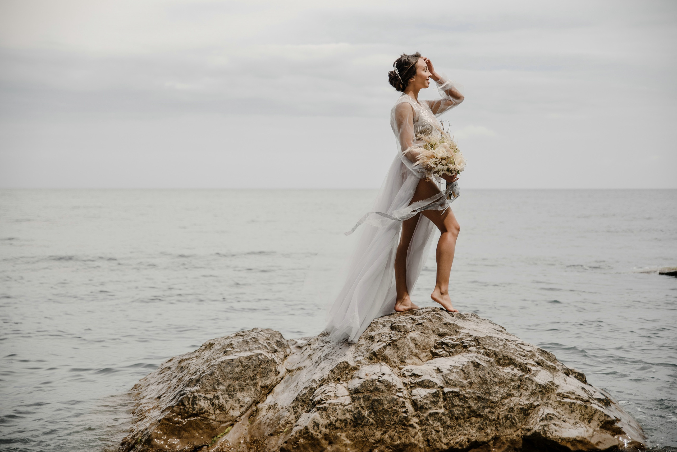 Свадебная фотосессия и выездная регистрация брака на берегу моря. Свадебный и семейный фотограф в Москве Светлана Зоткина