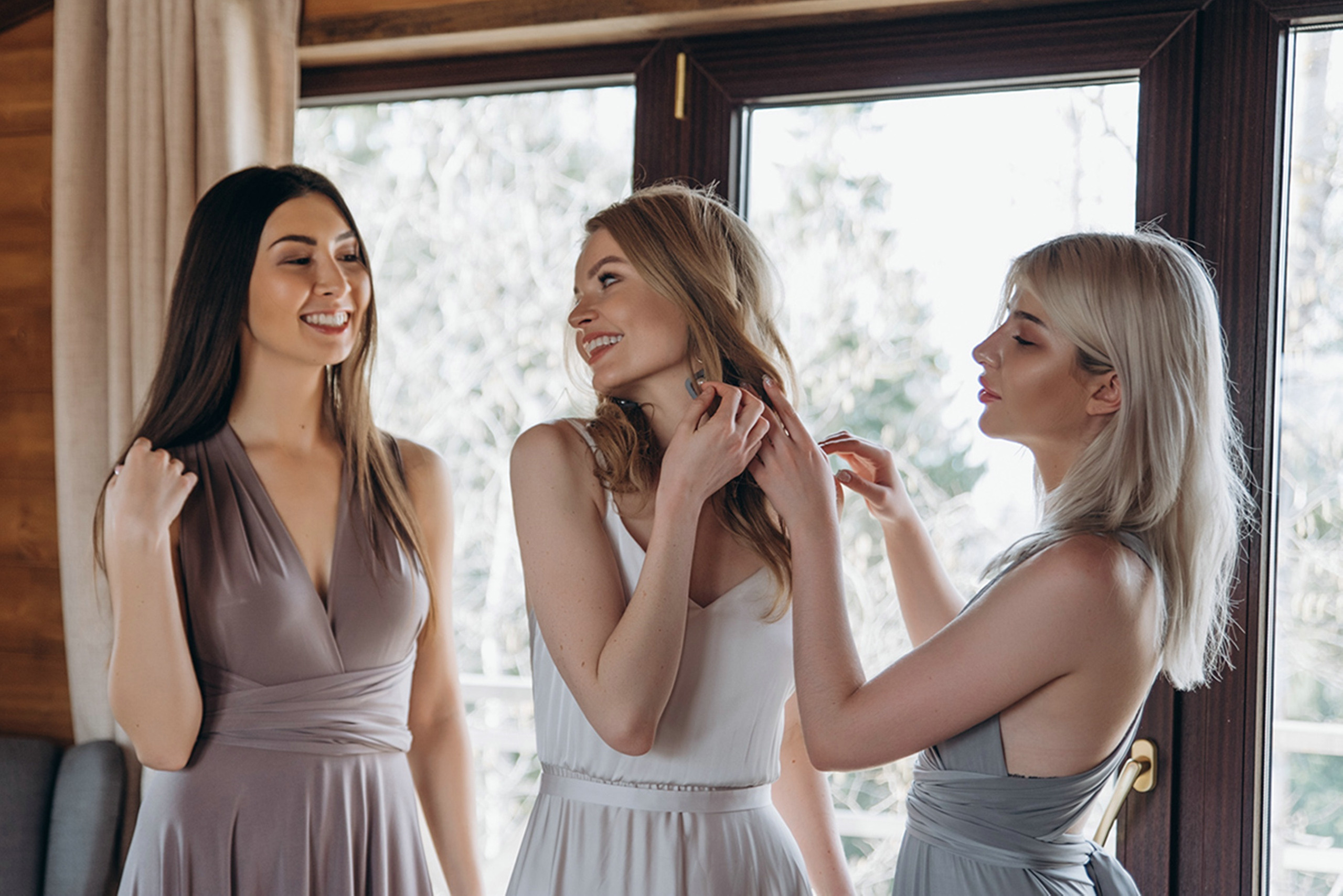 Подружки помогают собраться невесте в отеле.