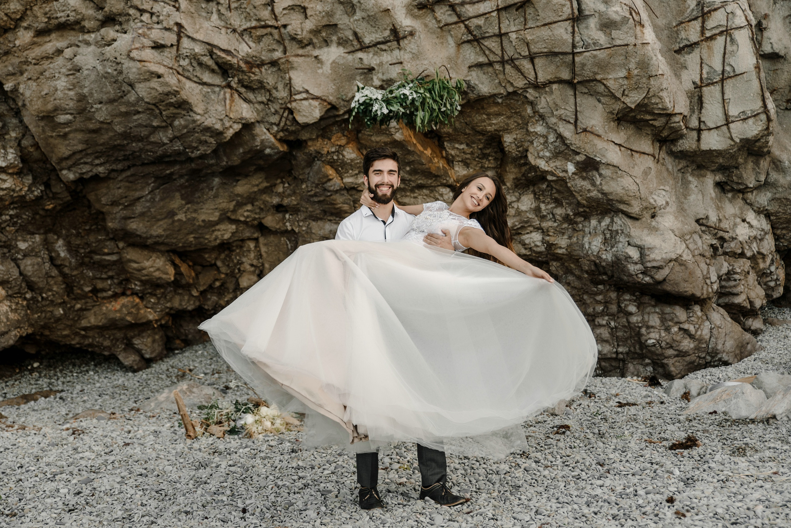 Жених кружит свою невесту на руках