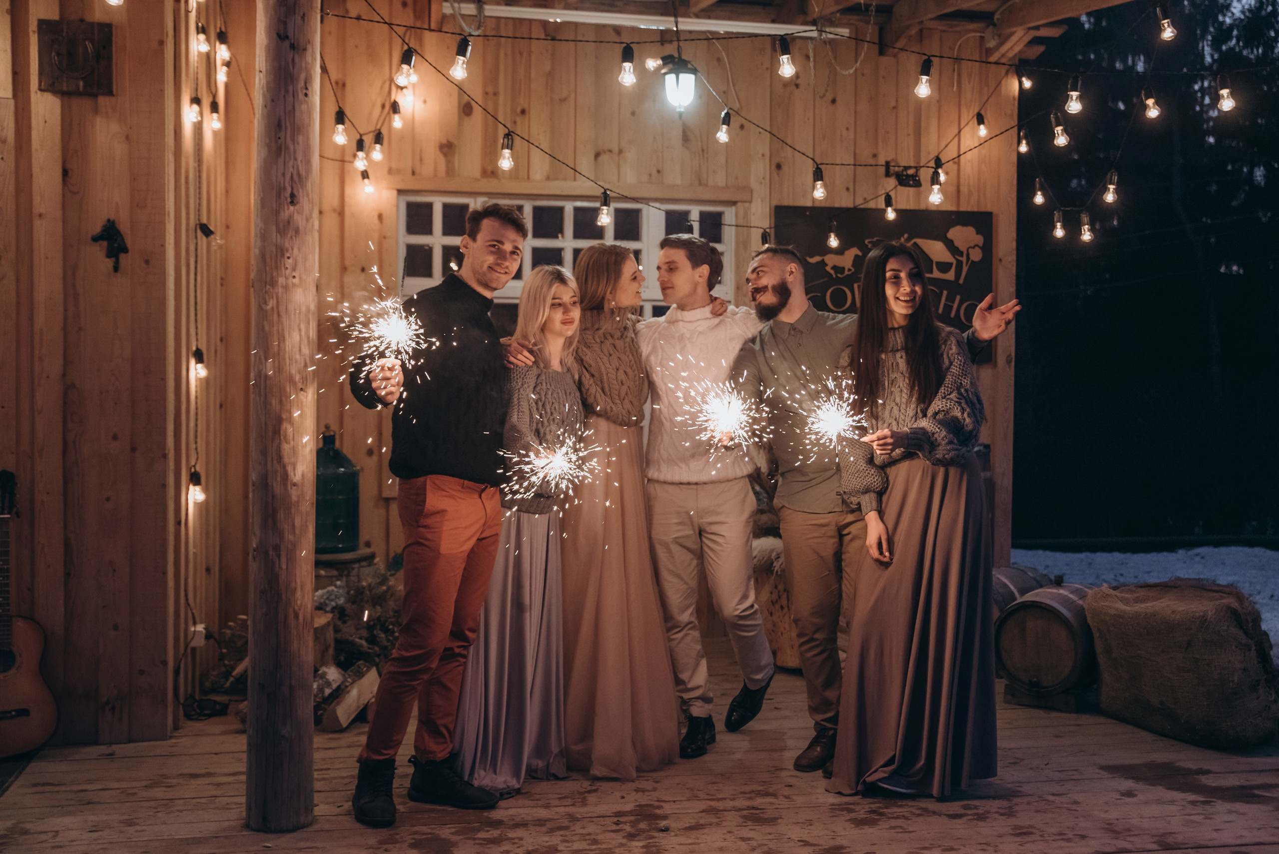 Жених и невеста в компании друзей зажгли бенгальские огни.