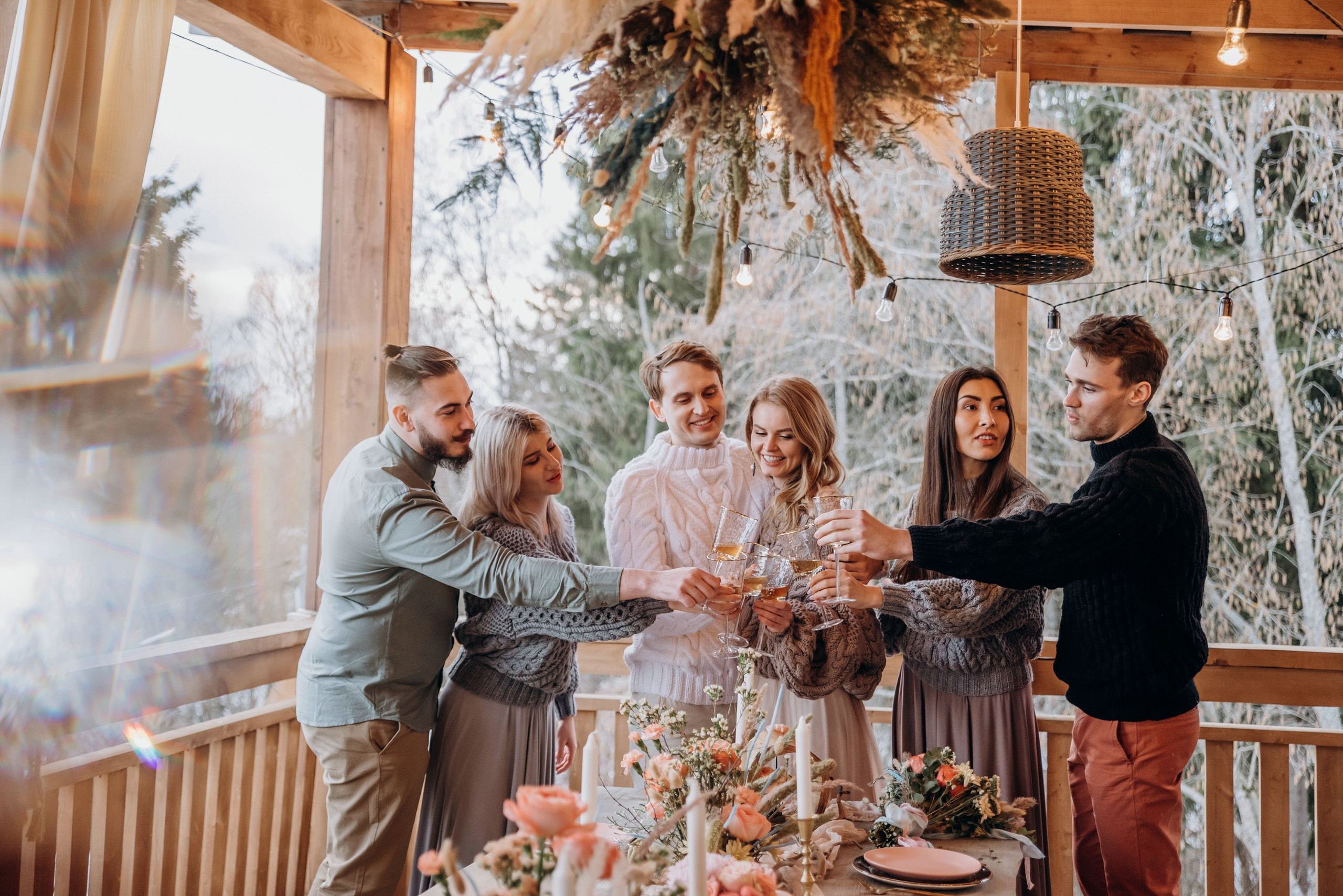 Друзья жениха и невесты пьют шампанское  на свадебном банкете за здоровье молодожен.