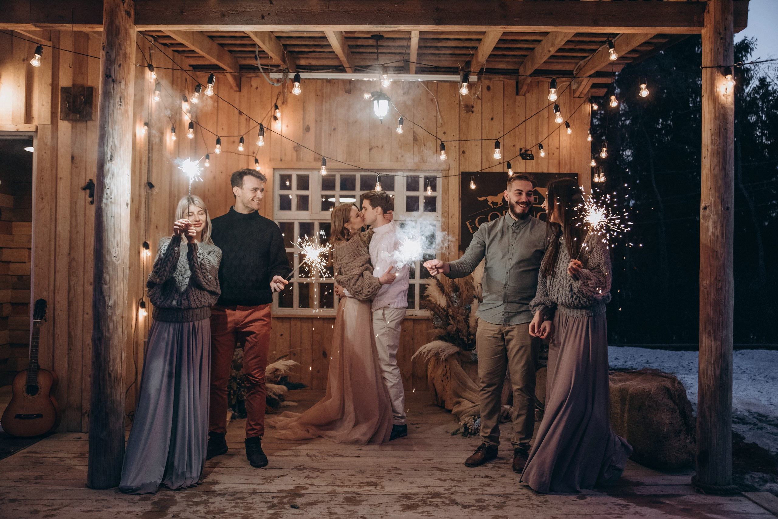 Молодожены жгут бенгальские огни с друзьями. 