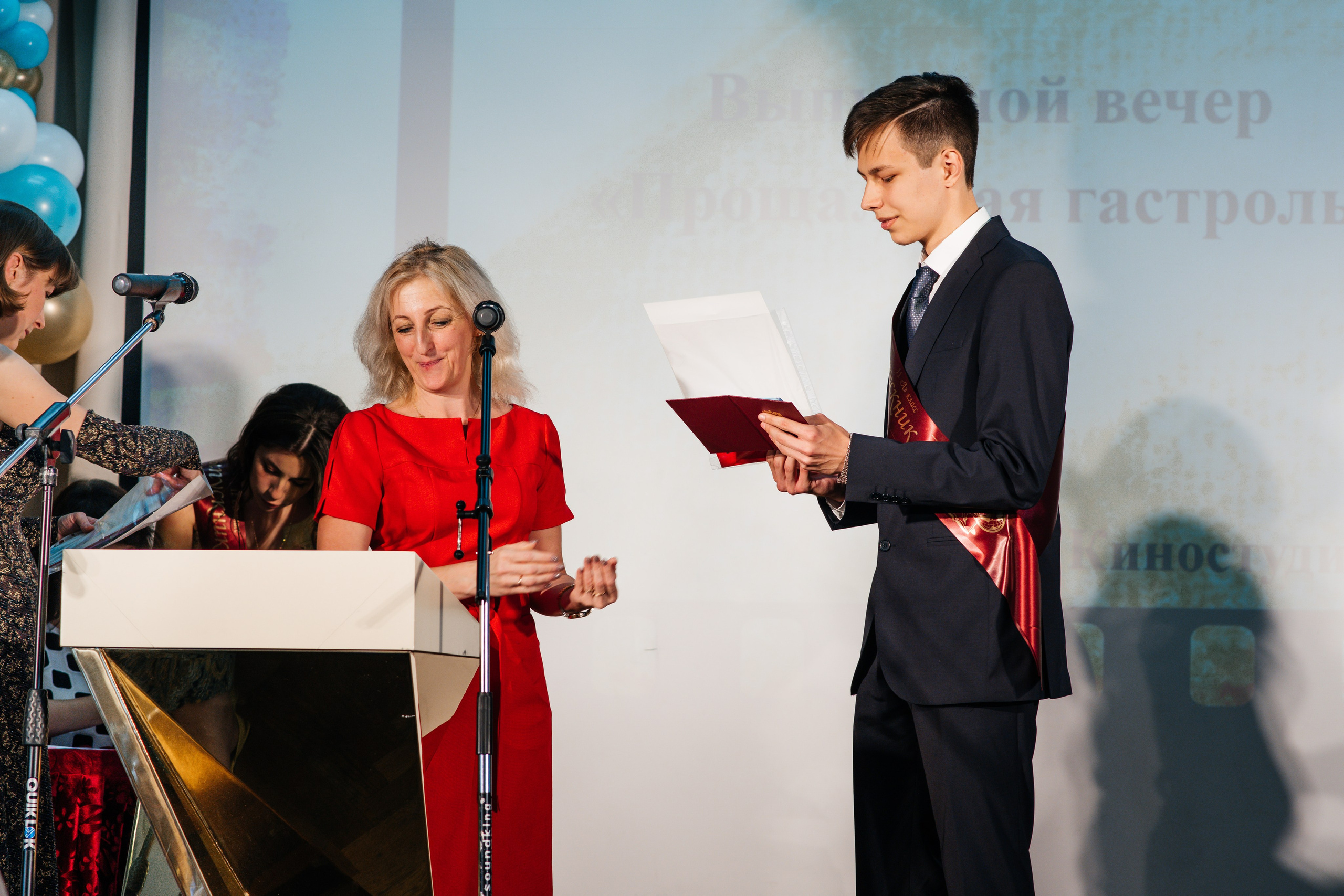 Вручение аттестатов. Выпускные альбомы в Подольске Москве и МО