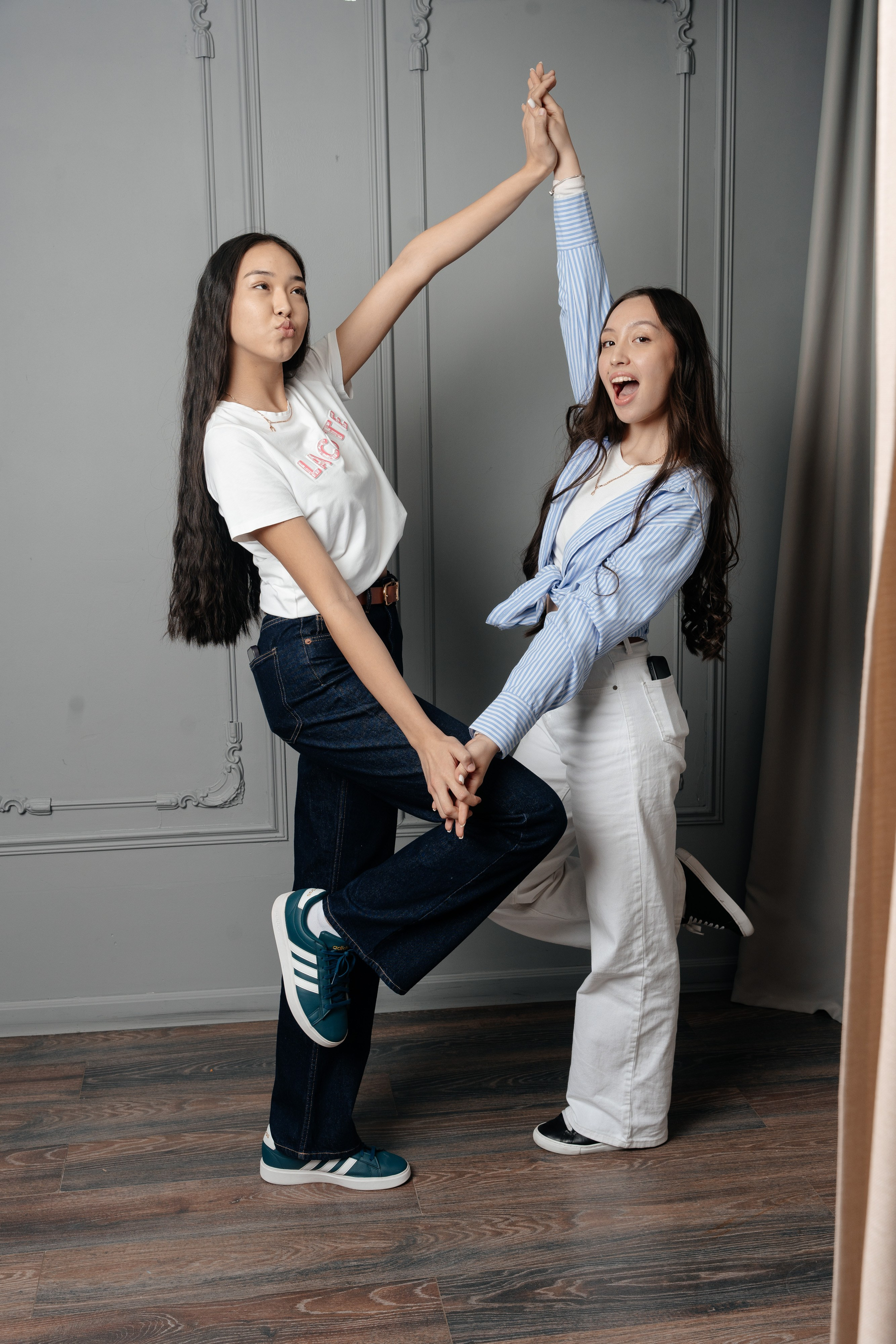 По двое. Выпускные альбомы в Нур-Султане (Астана) и по всему Казахстану