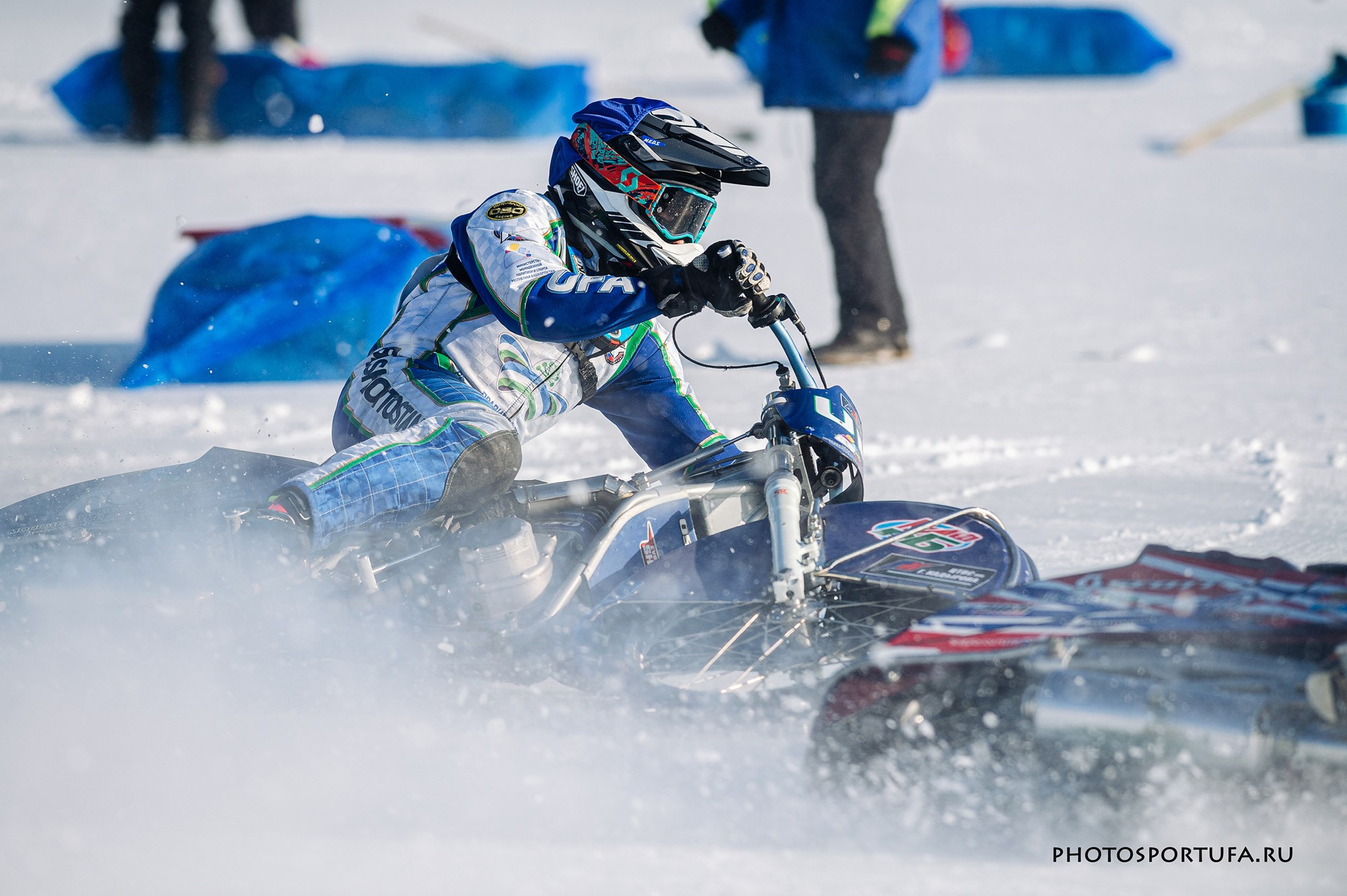 Мотогонку на льду. Спортивный фотограф в Уфе Евгений Буров