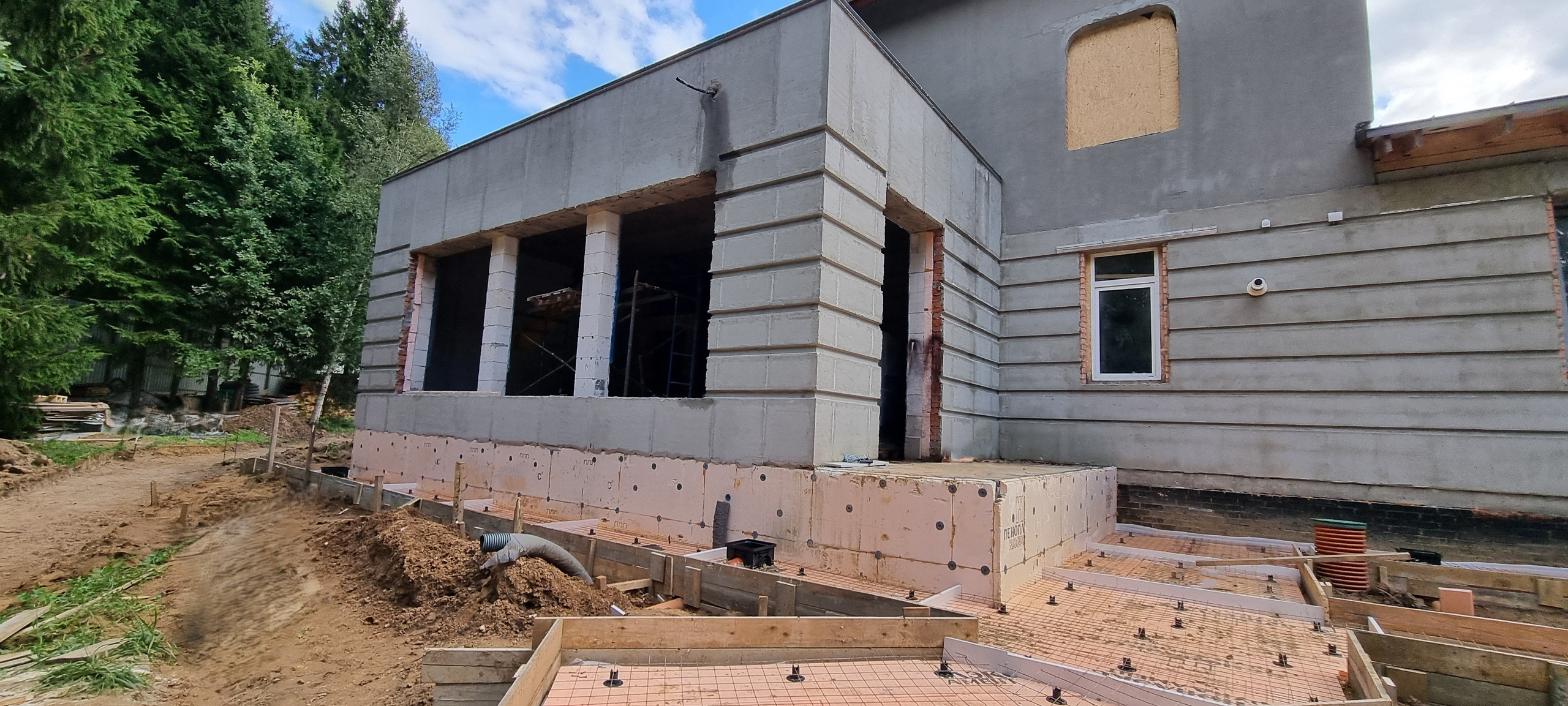 Устройство основания под бетонные дорожки — песчаная подушка и геотекстиль.