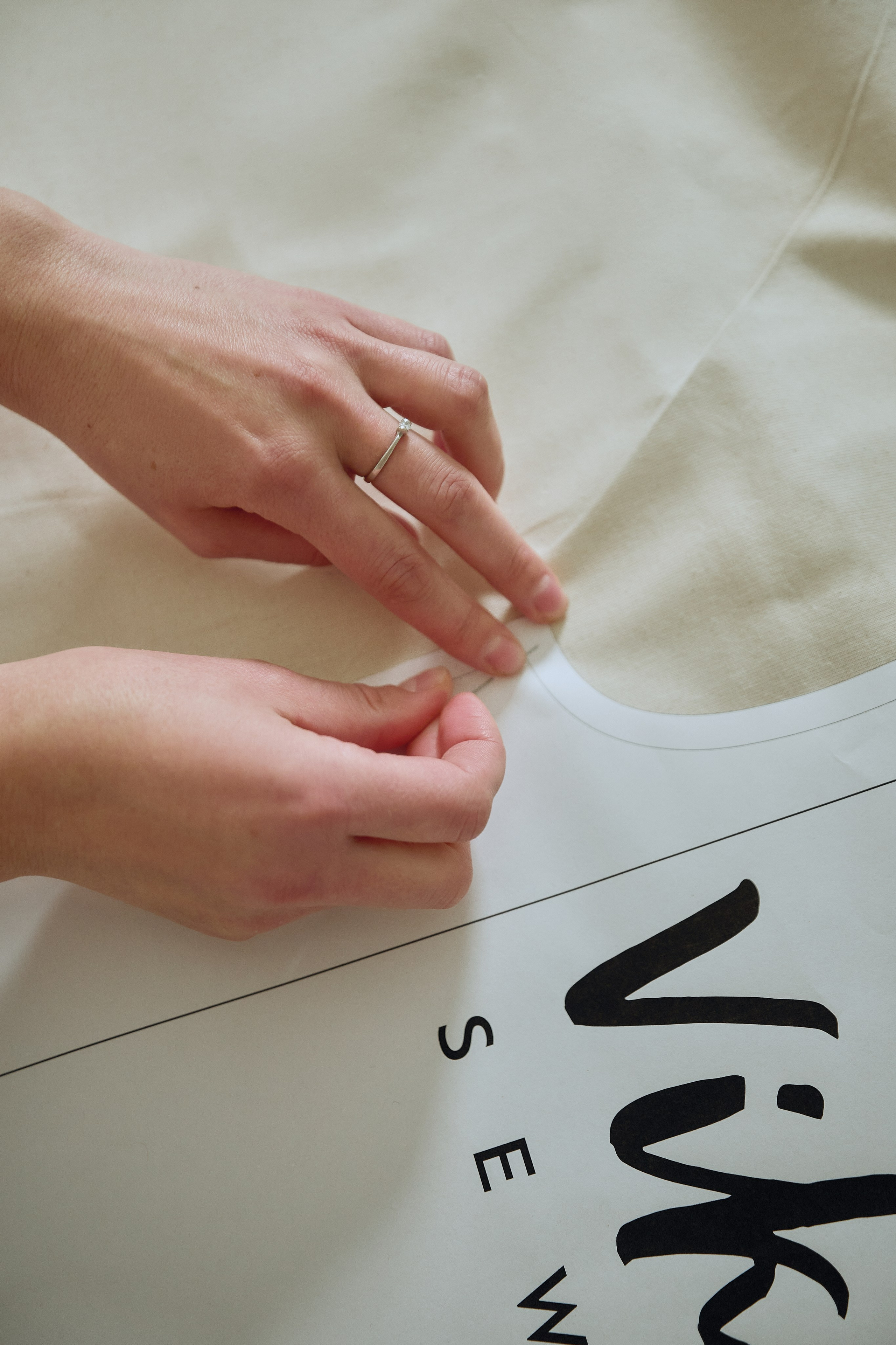 Технолог Vikisews печатает выкройки на большом плоттере в офисе