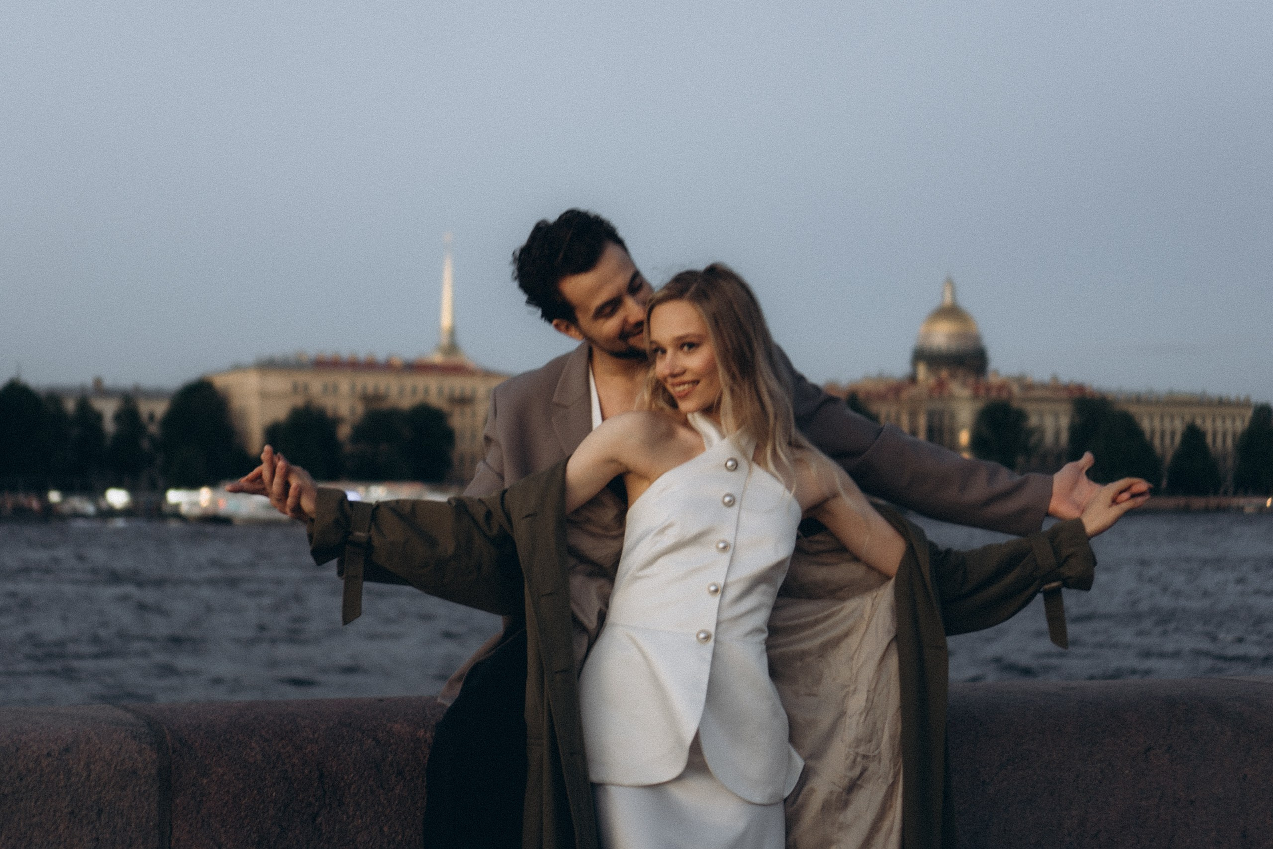 СВАДЕБНАЯ СЬЕМКА ПАРЫ НА РАССВЕТЕ В БЕЛЫЕ НОЧИ И ПРОГУЛКА С РАЗВОДНЫМИ МОСТАМИ И ПИКНИК ВОЗЛЕ ИСАКИЕВСКОГО СОБОРА. Профессиональный фотограф, Санкт-Петербург — Виктория Богомолова