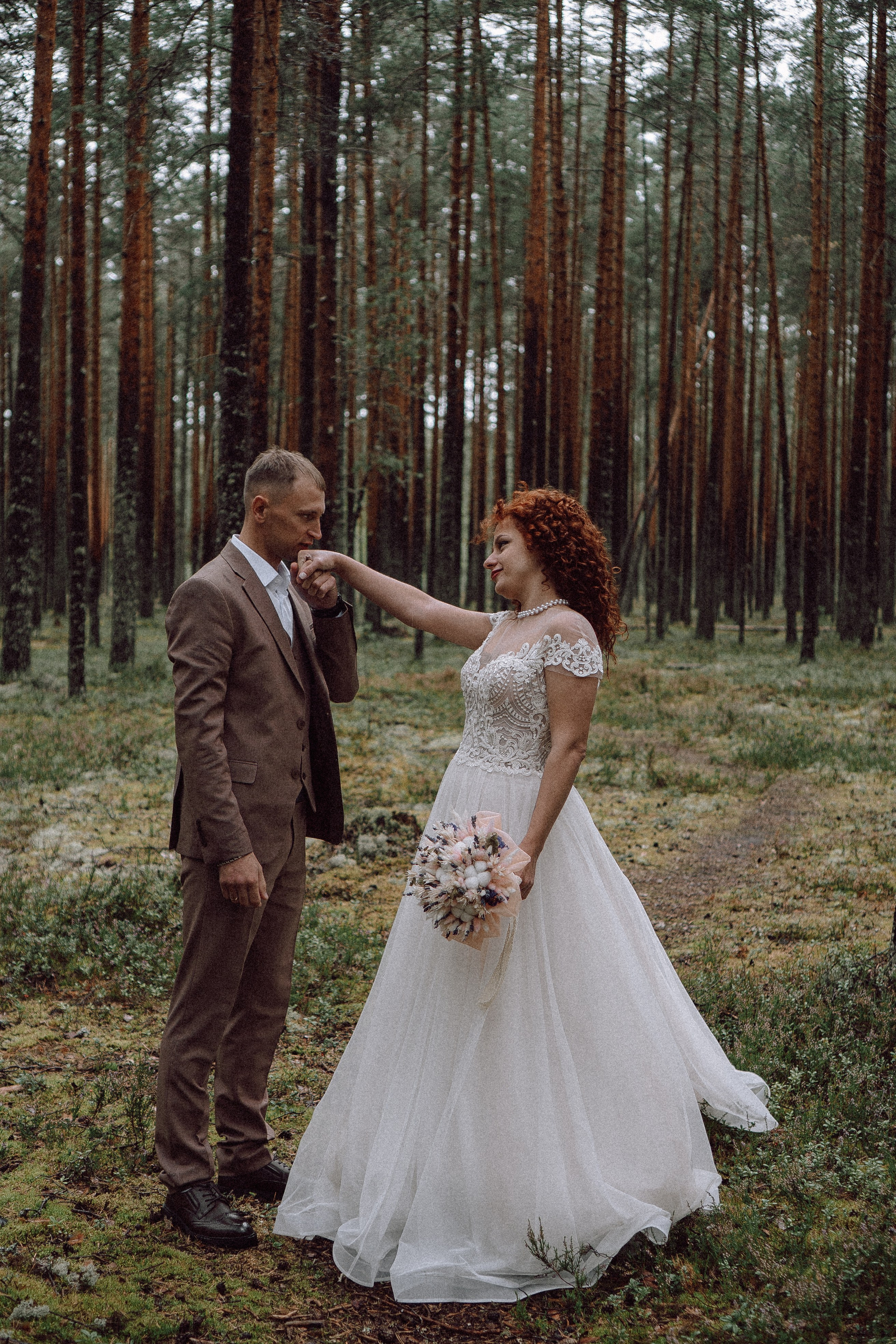 СВАДЕБНАЯ ФОТОСЕССИИЯ ПАРЫ В ГОРОДЕ ПРИОЗЕРСК В СОСНОВОМ ЛЕСУ И С ПИКАПОМ. Профессиональный фотограф, Санкт-Петербург — Виктория Богомолова