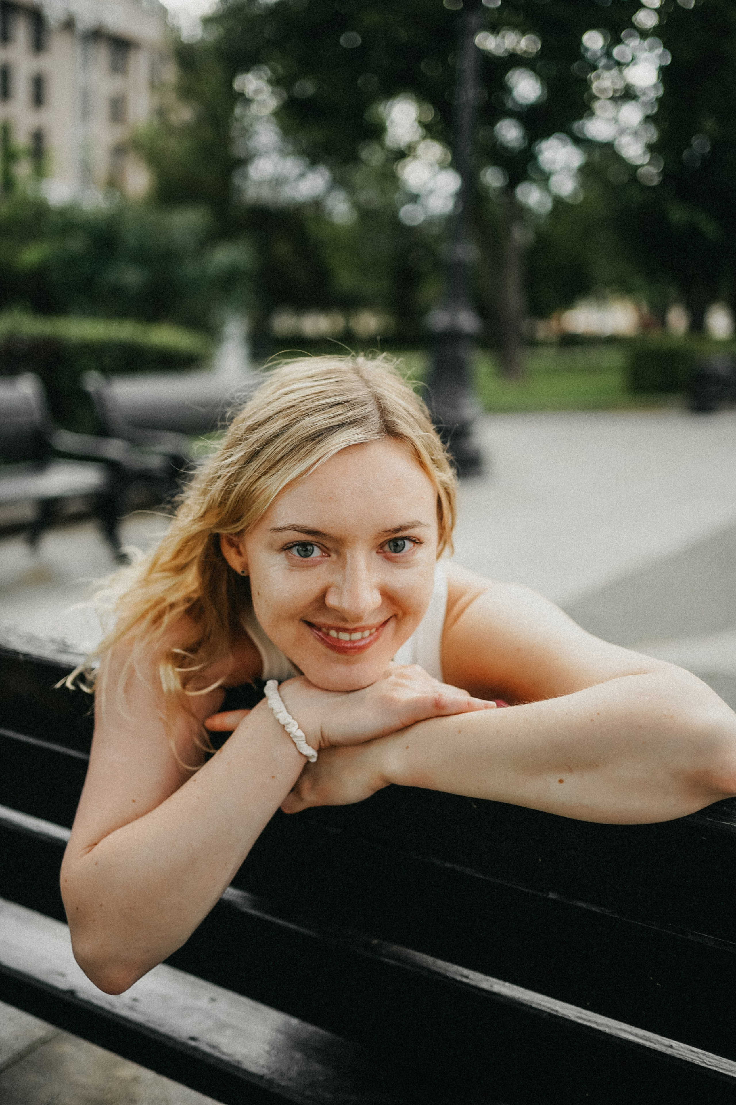 Девушка по городу шагает босиком. Фотограф Наталья Колганова