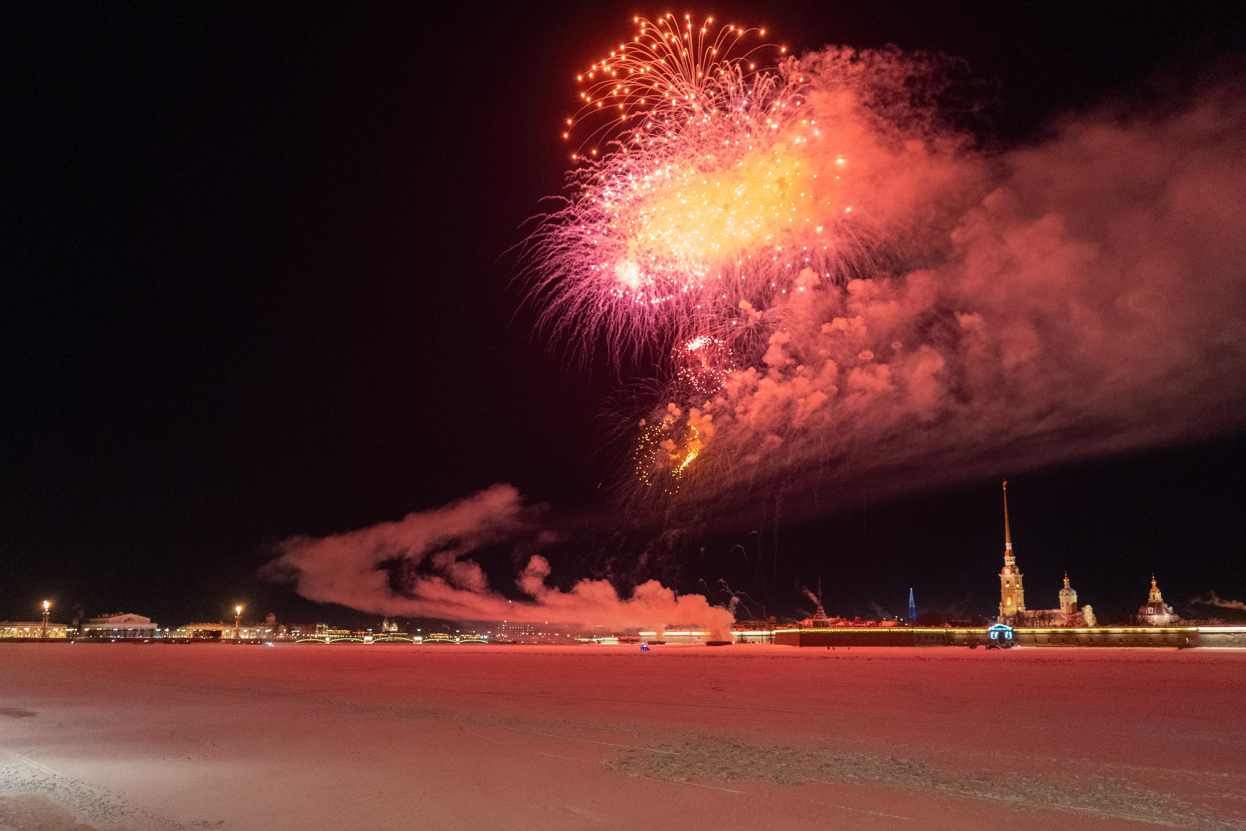 Праздничный салют в честь Дня защитника Отечества. Главная