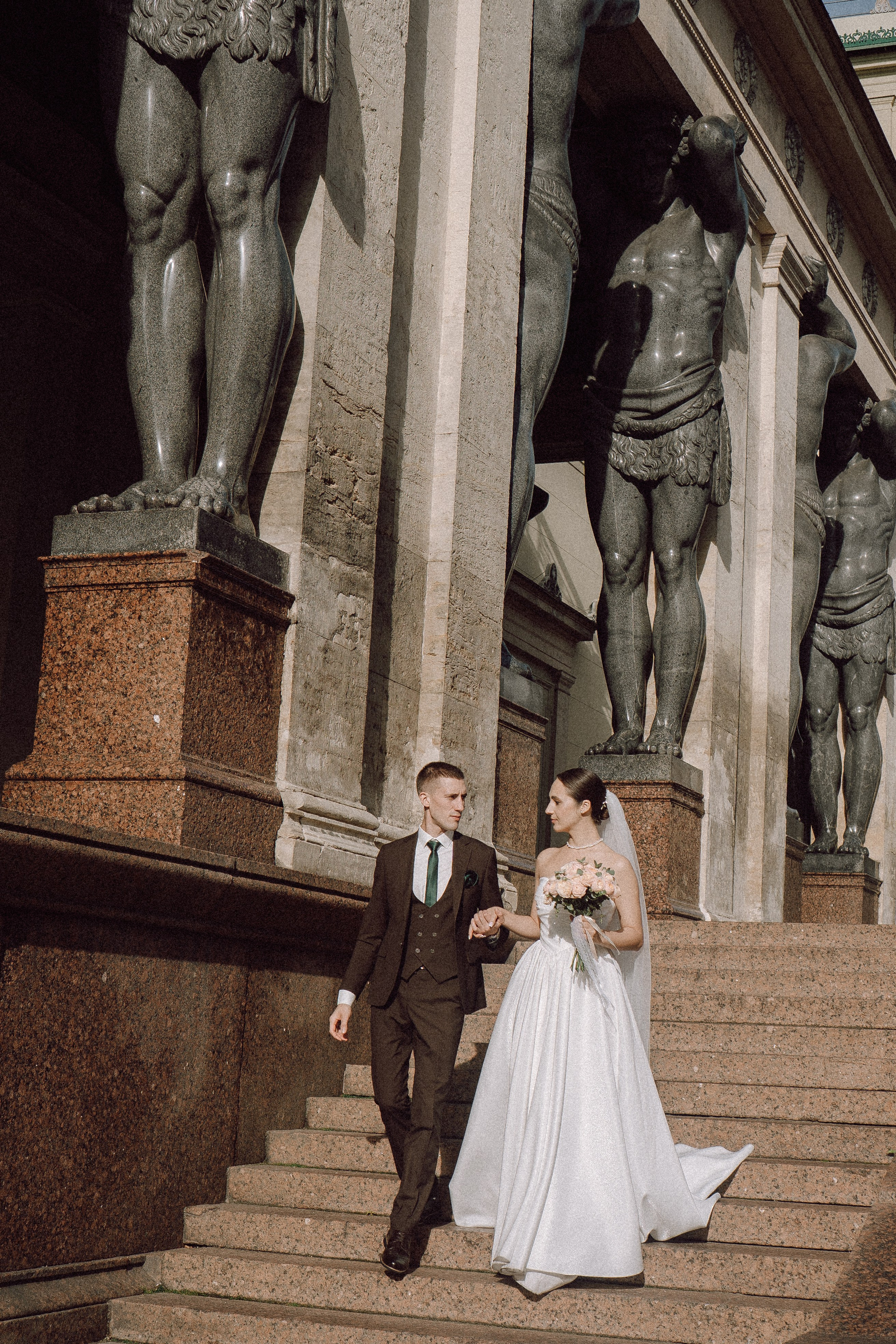 СВАДЕБНАЯ ПРОГУЛКА В САНТК-ПЕТЕРБУРГЕ (ИСАКИЕВСКИЙ СОБОР, ЗИМНЯЯ КАНАВКА, ЭРМИТАЖ И БОЛЬШАЯ МОРСКАЯ УЛИЦА). Профессиональный фотограф, Санкт-Петербург — Виктория Богомолова