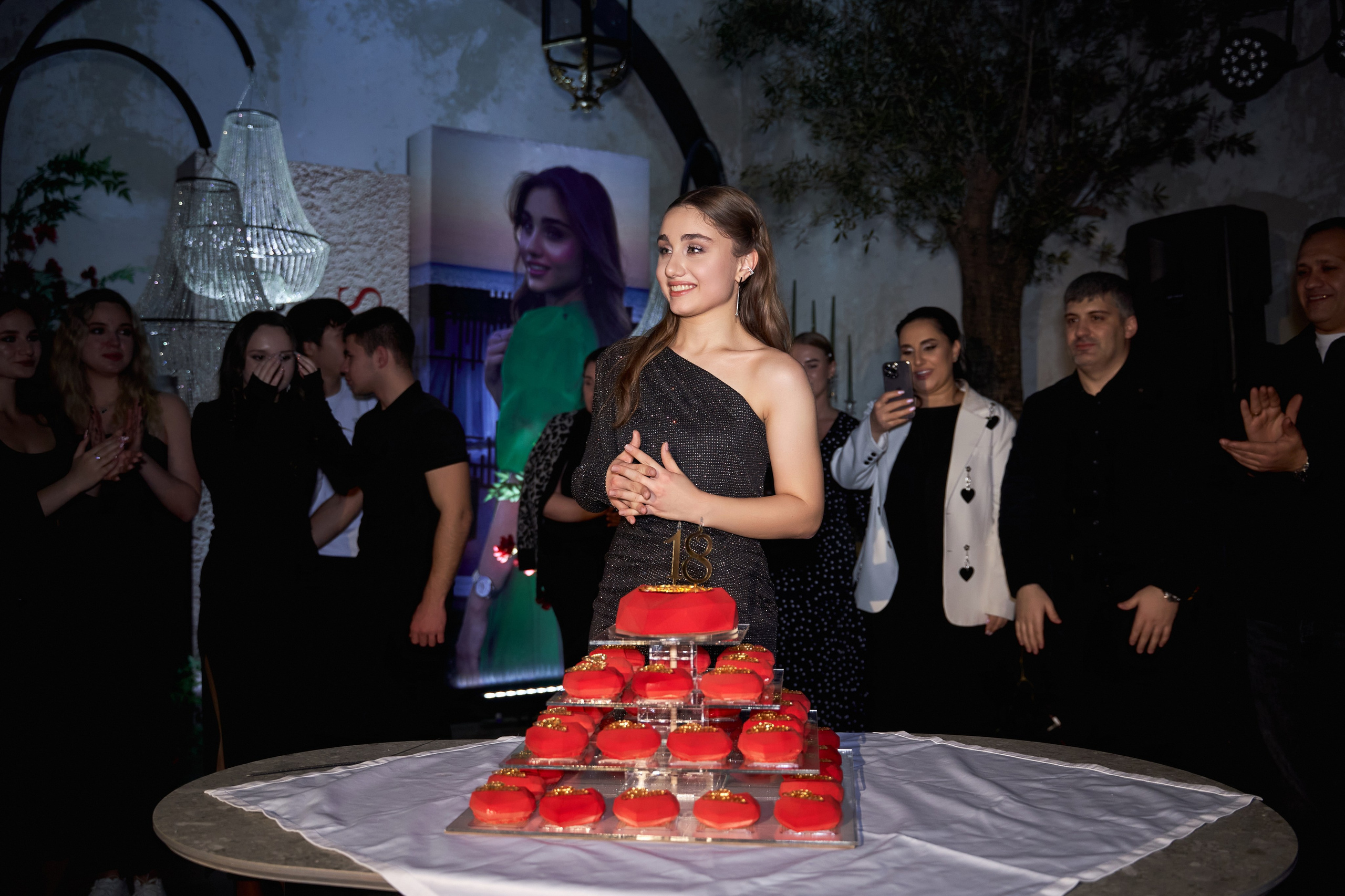 Светская съемка дня рождения 18 лет Камилле от ТВИНС СТУДИО. ТВИНС СТУДИО — лучшие свадебные фотографы и видеографы в Краснодаре