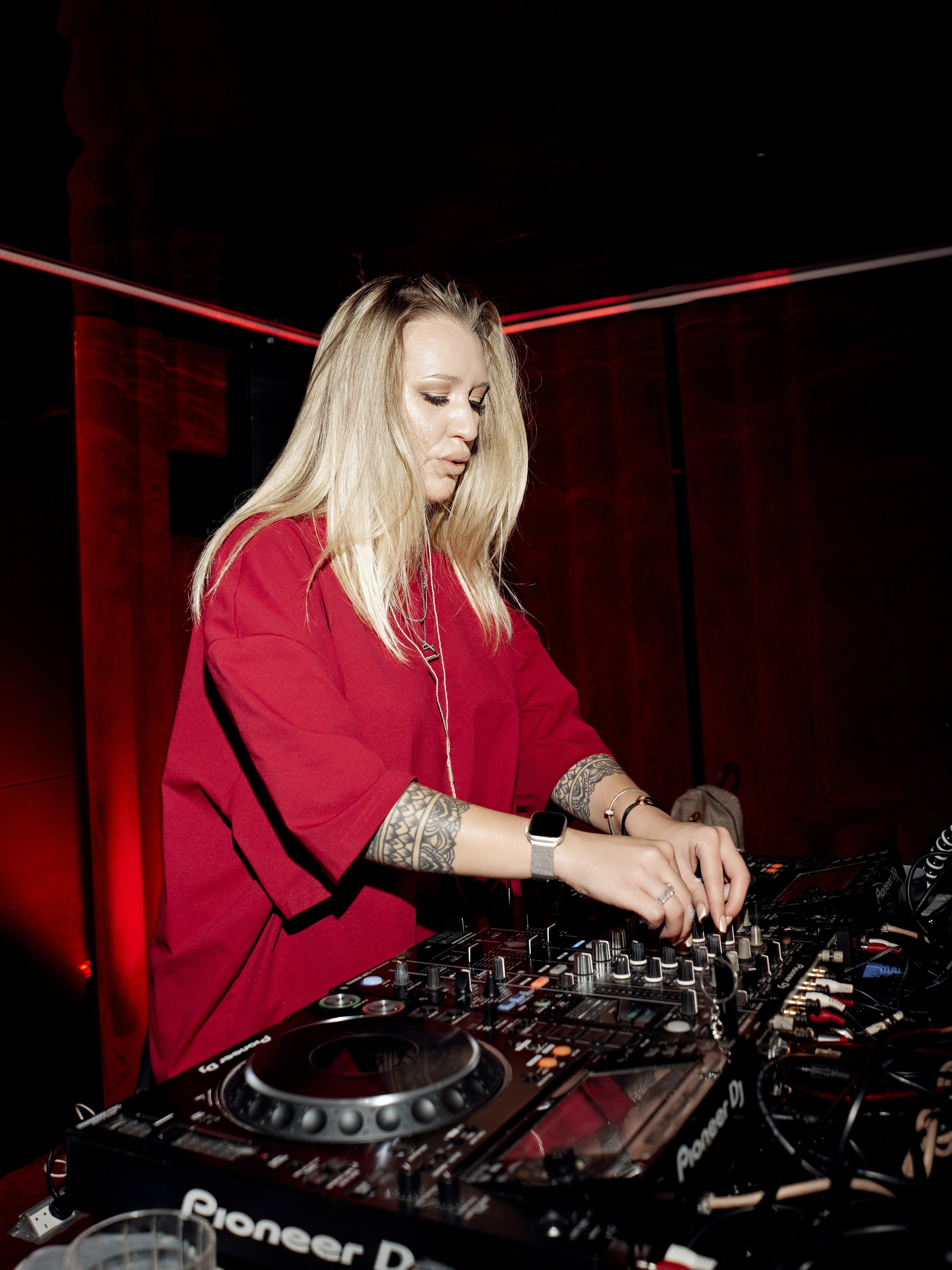 CLUB. NOIZOMAX Художественный фотограф в Дубай