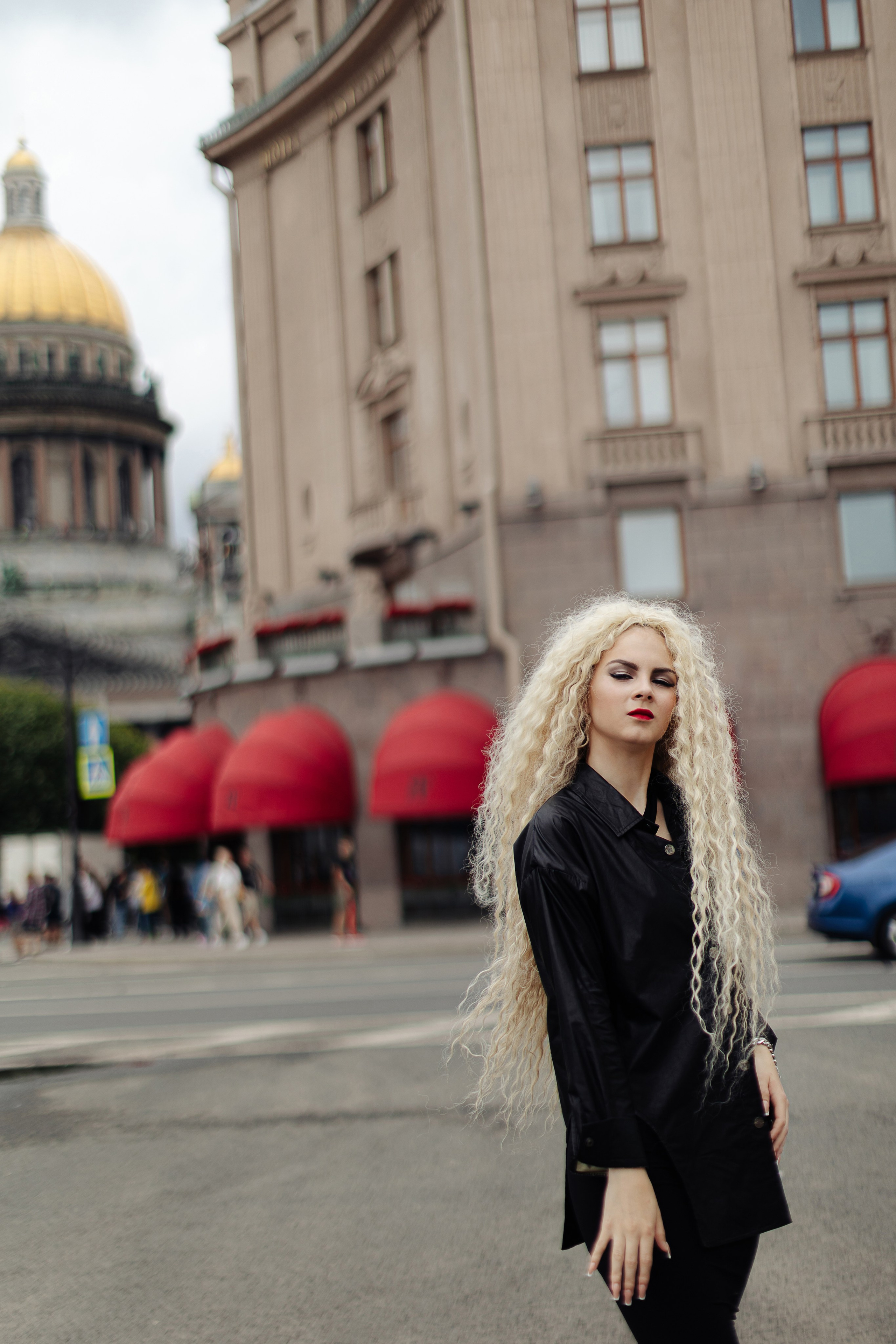 Арина на прогулке по самому центру северной столицы