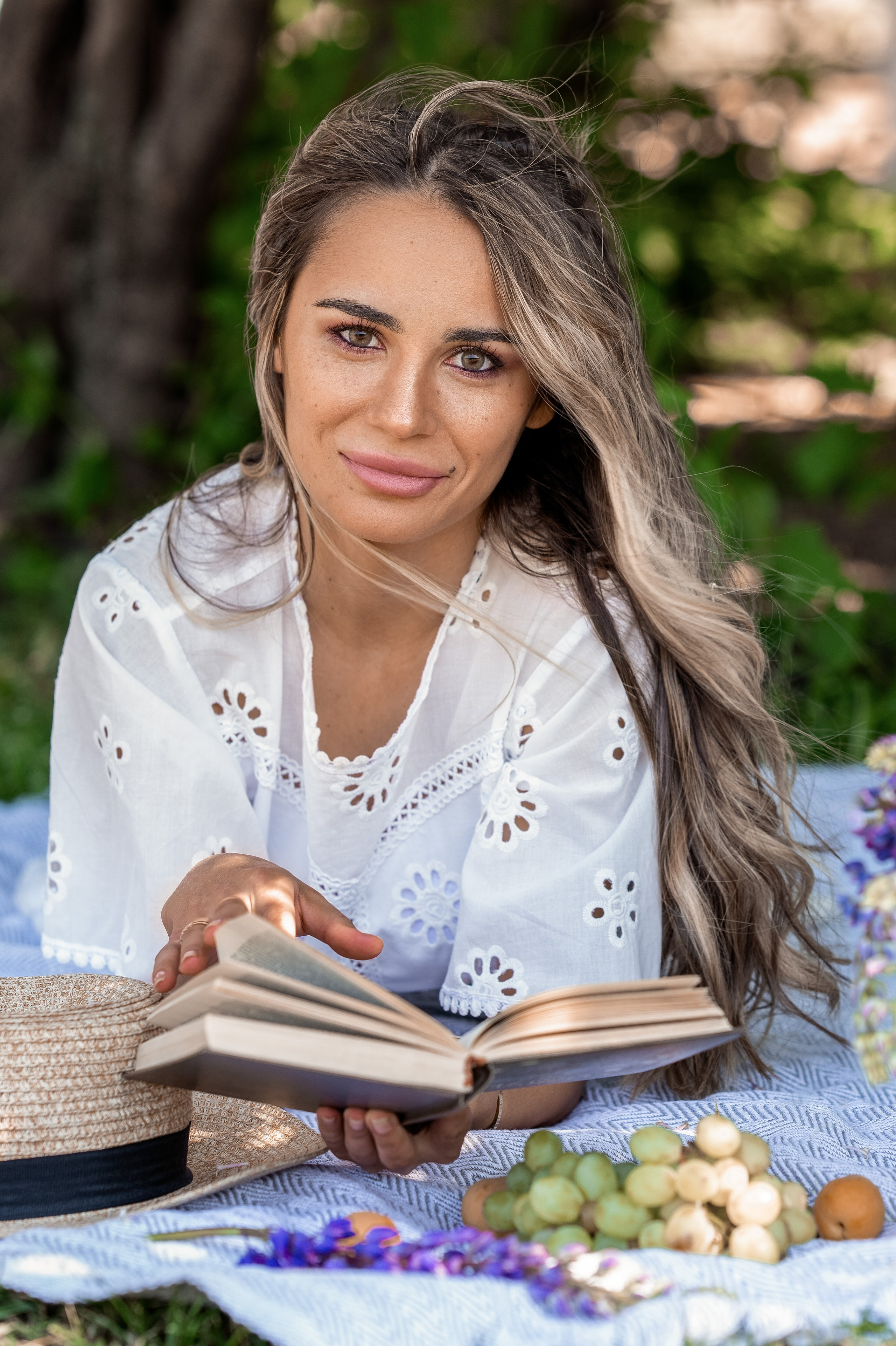 Нежная Динара в сирени. Семейный и портретный фотограф в Санкт-Петербурге Татьяна Гримоть