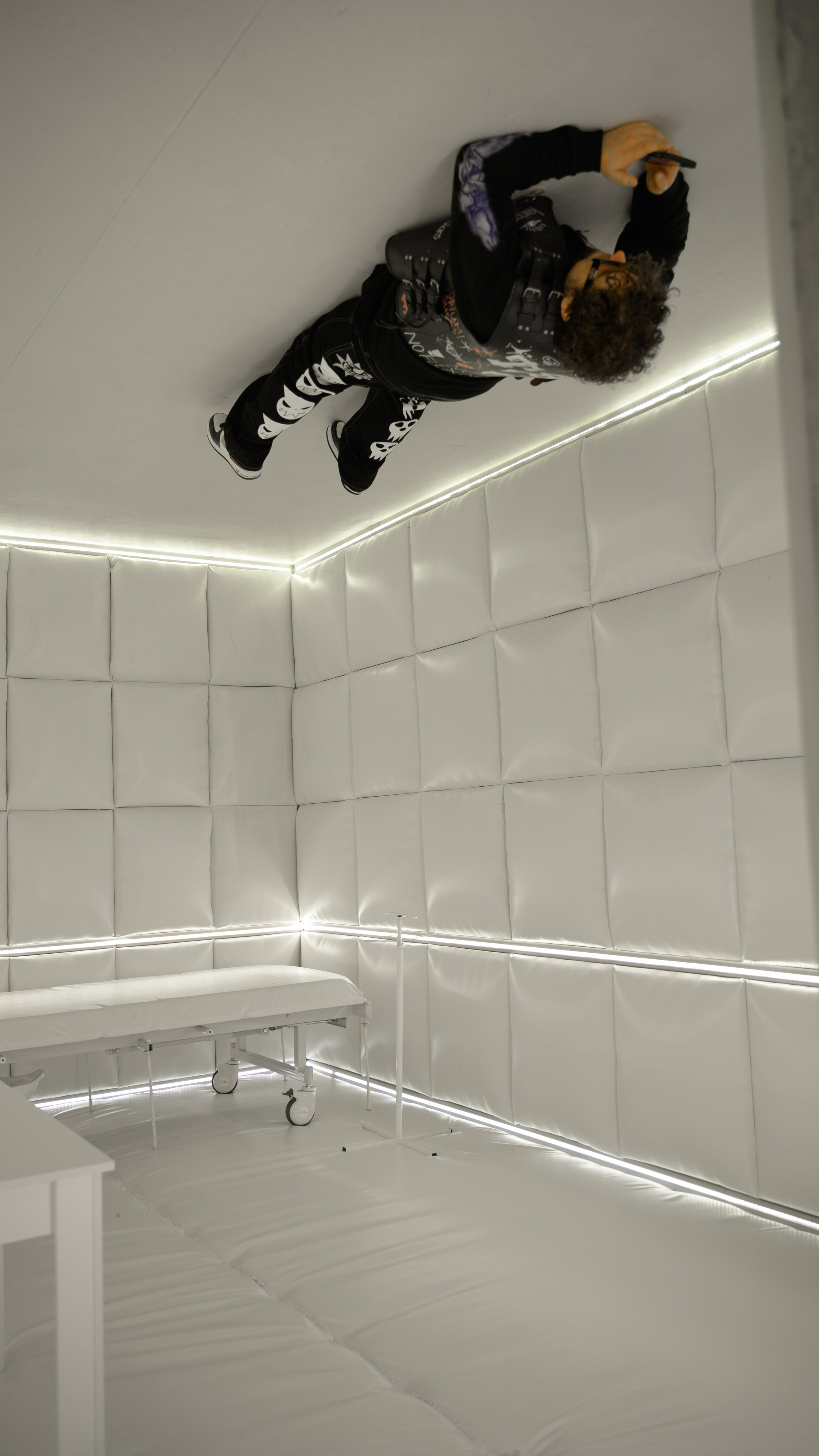 Томас Мраз в переврнутом городе