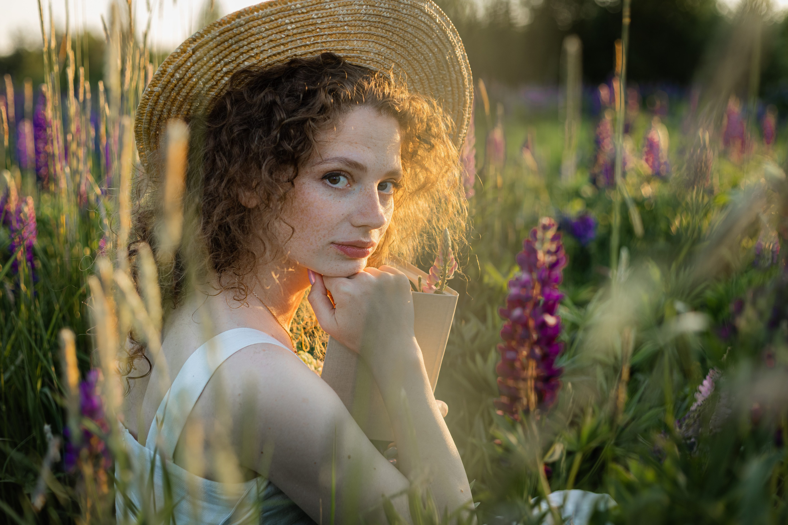 Ирина в люпинах. Женская фотосессия в поле люпинов. Семейный и детский фотограф в Санкт-Петербурге Павлова Елена