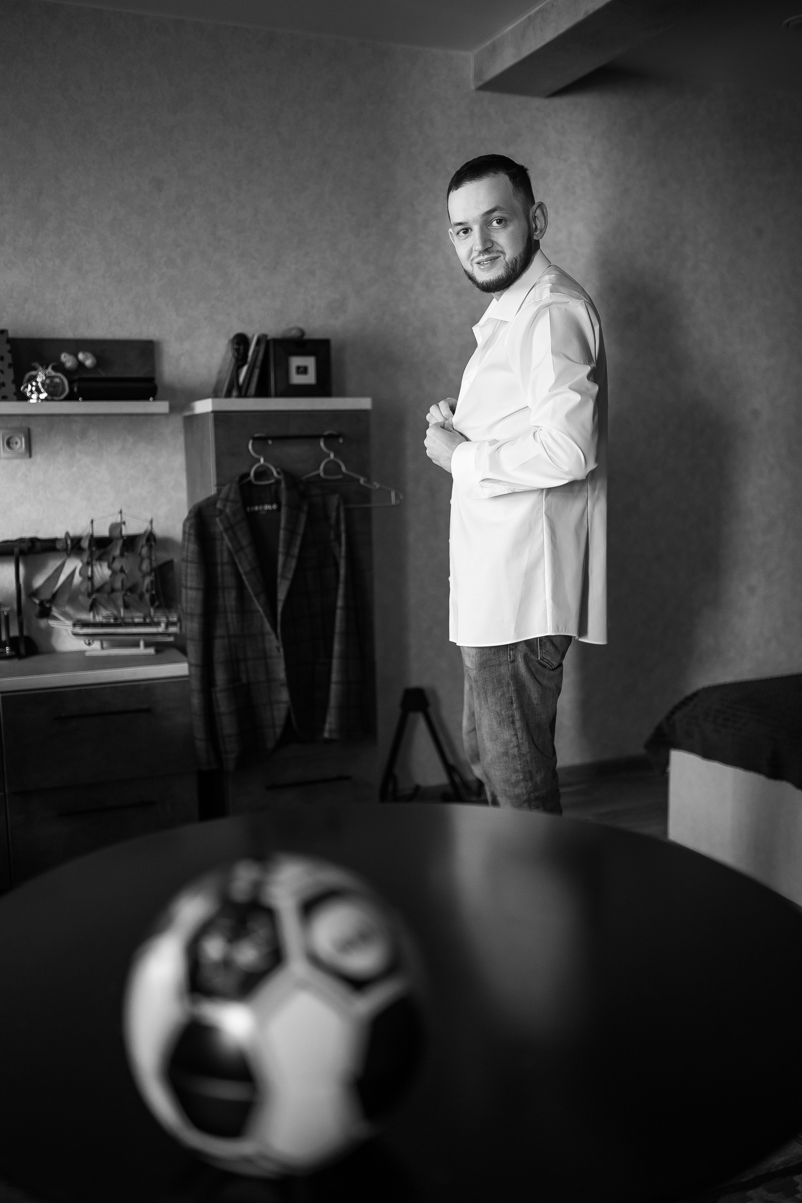 Свадьба Полины и Сергея (сборы жениха). Портретный фотограф Юлия Красноперова в Барнауле/Заринске