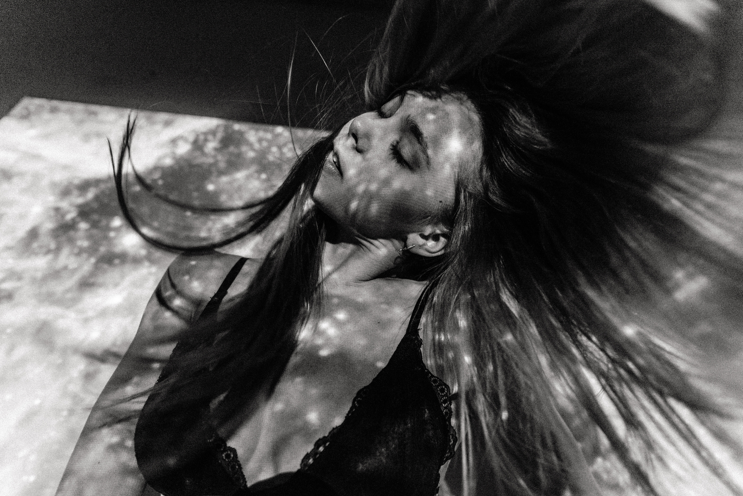 В лучах проектора