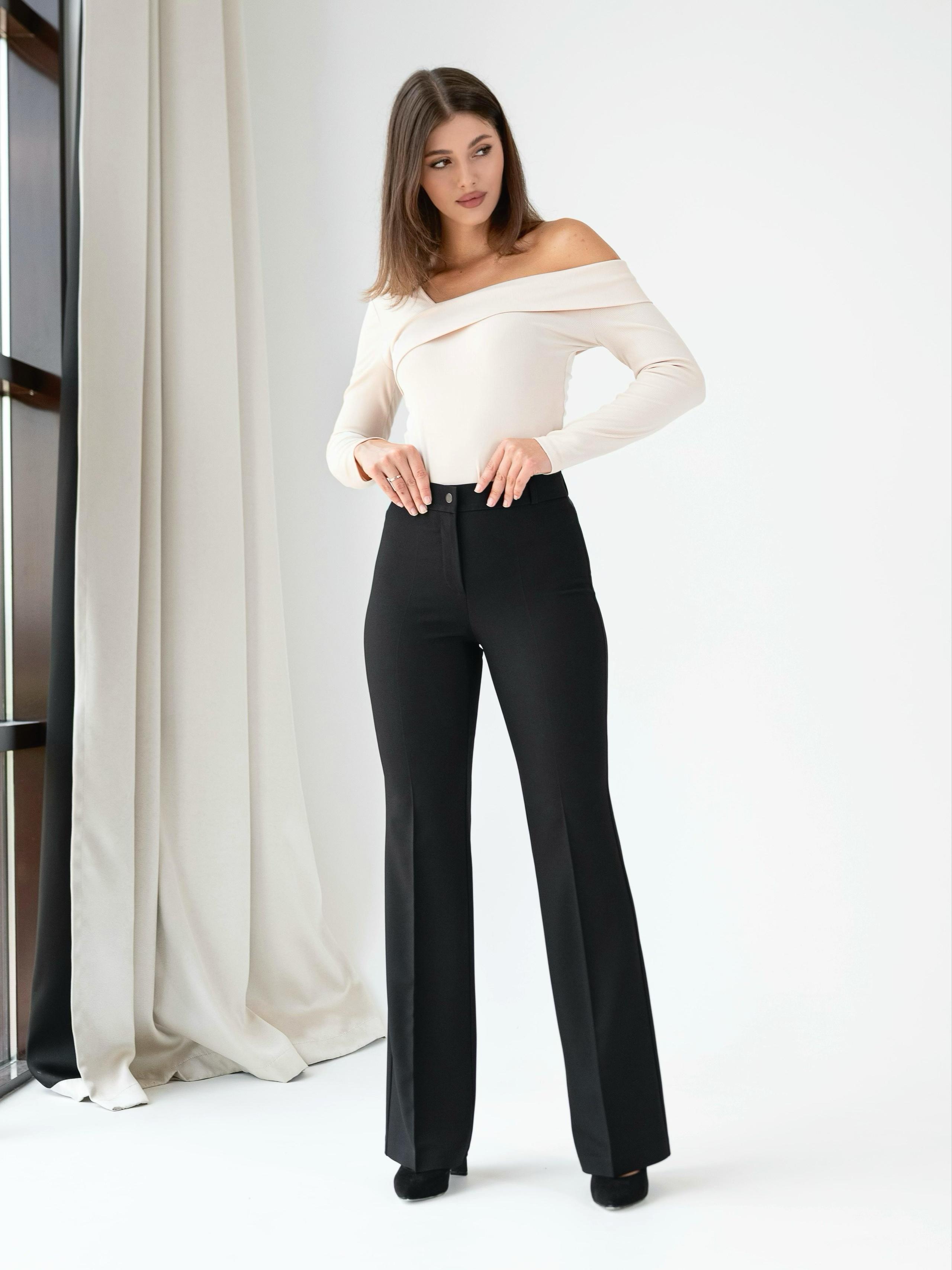 Классические брюки + белый фон+интерьер. Предметный фотограф, фото для маркетплейсов Пятигорск, КМВ