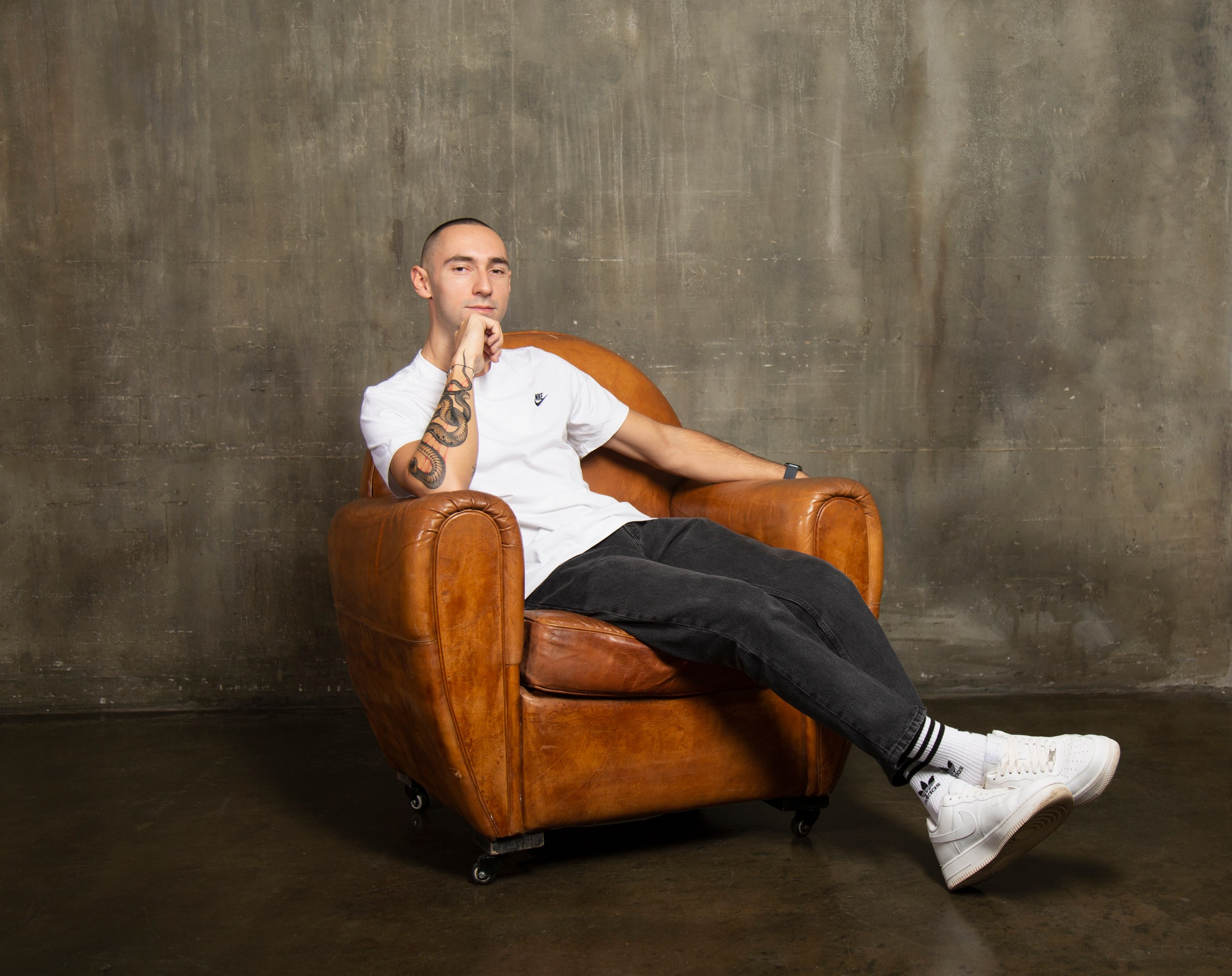 Мужская фотосессия в Москве в студии в зале Атлант. Фотосессия в студии в Москве от профессионального фотографа услуги по доступным ценам