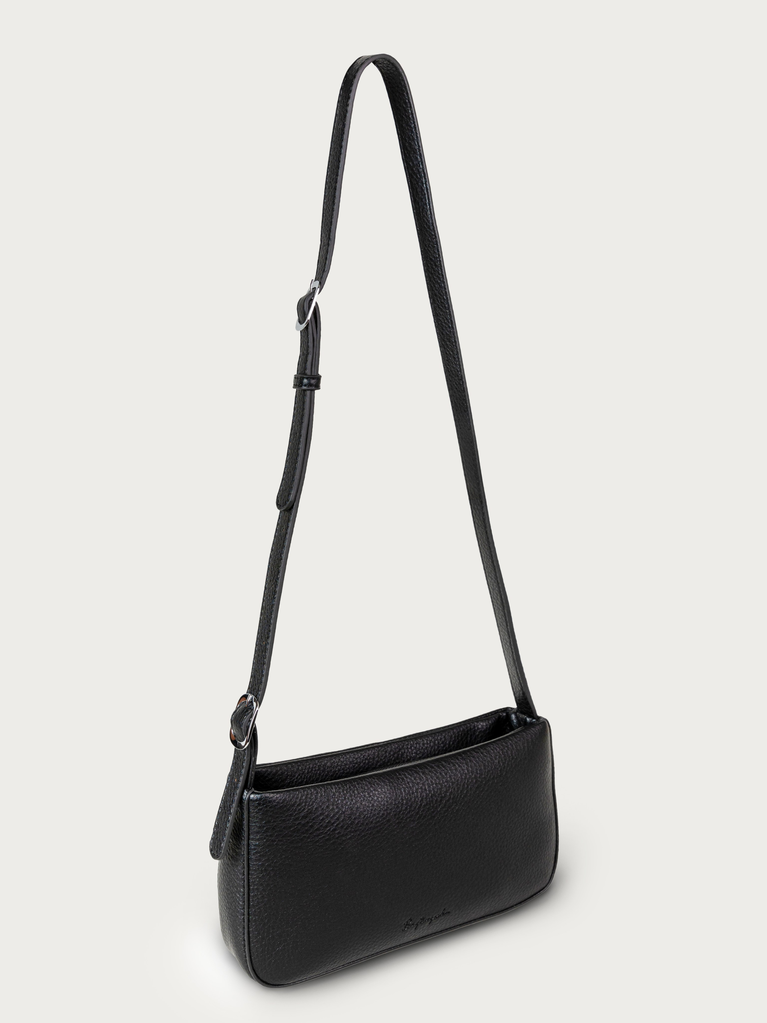 На фото черная дамская сумка с длинной ремнем- ручкой.