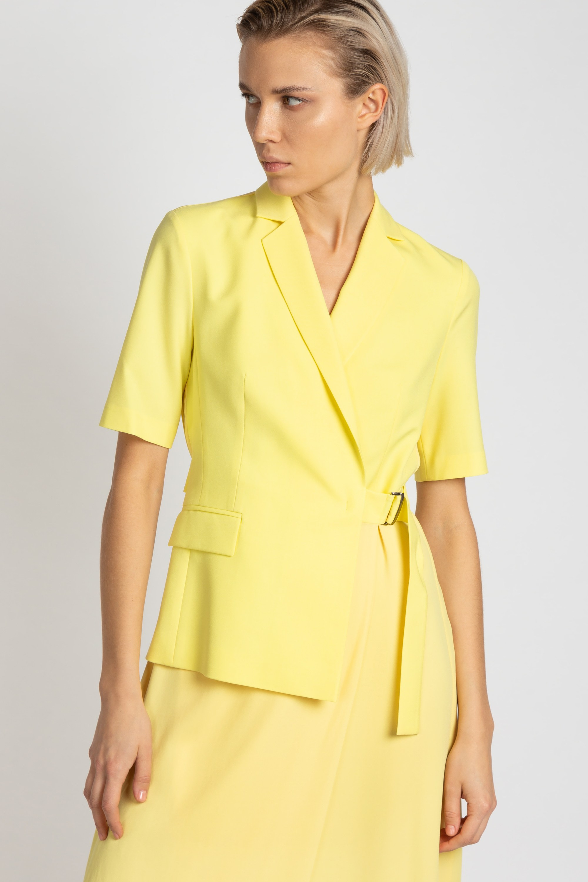 Каталожная фотосъемка на цветном фоне