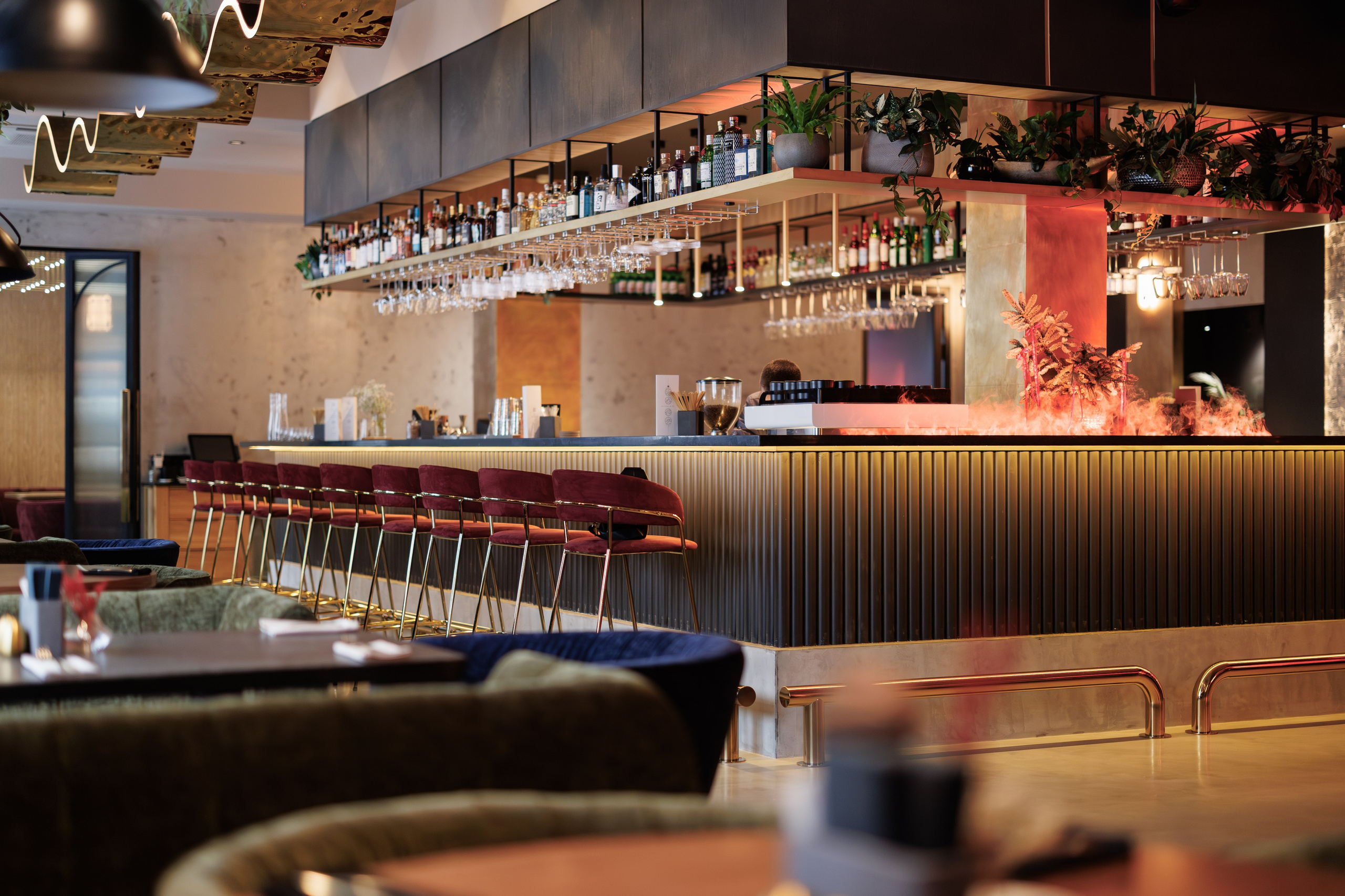 Фотограф для интерьерной съемки ресторана. Контент для бизнеса в Екатеринбурге Полдень Медиа