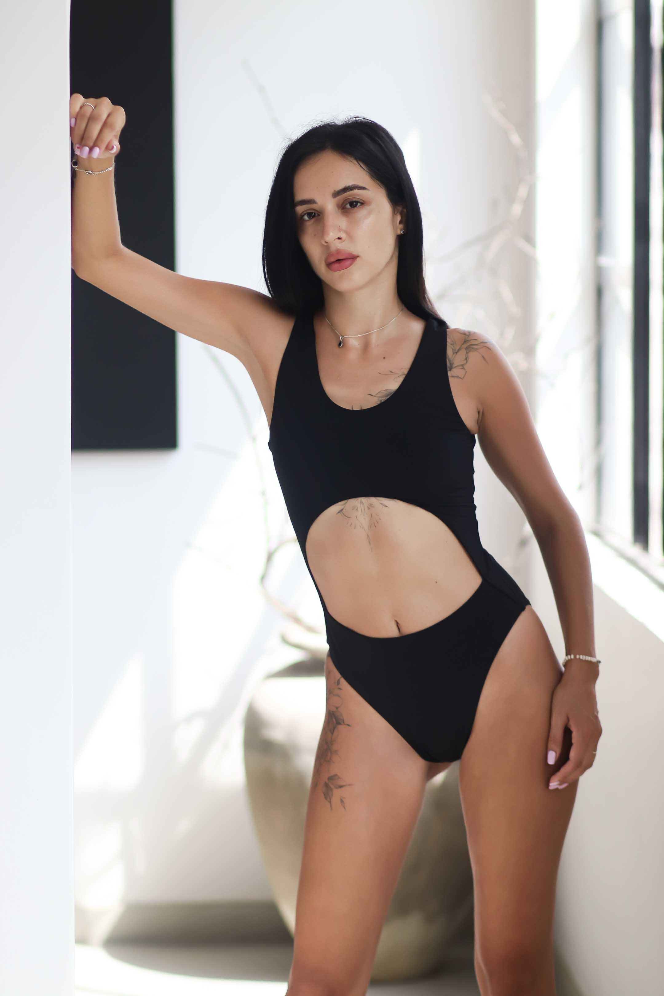 Коллекция купальников бикини. Фотограф на Шри-Ланке