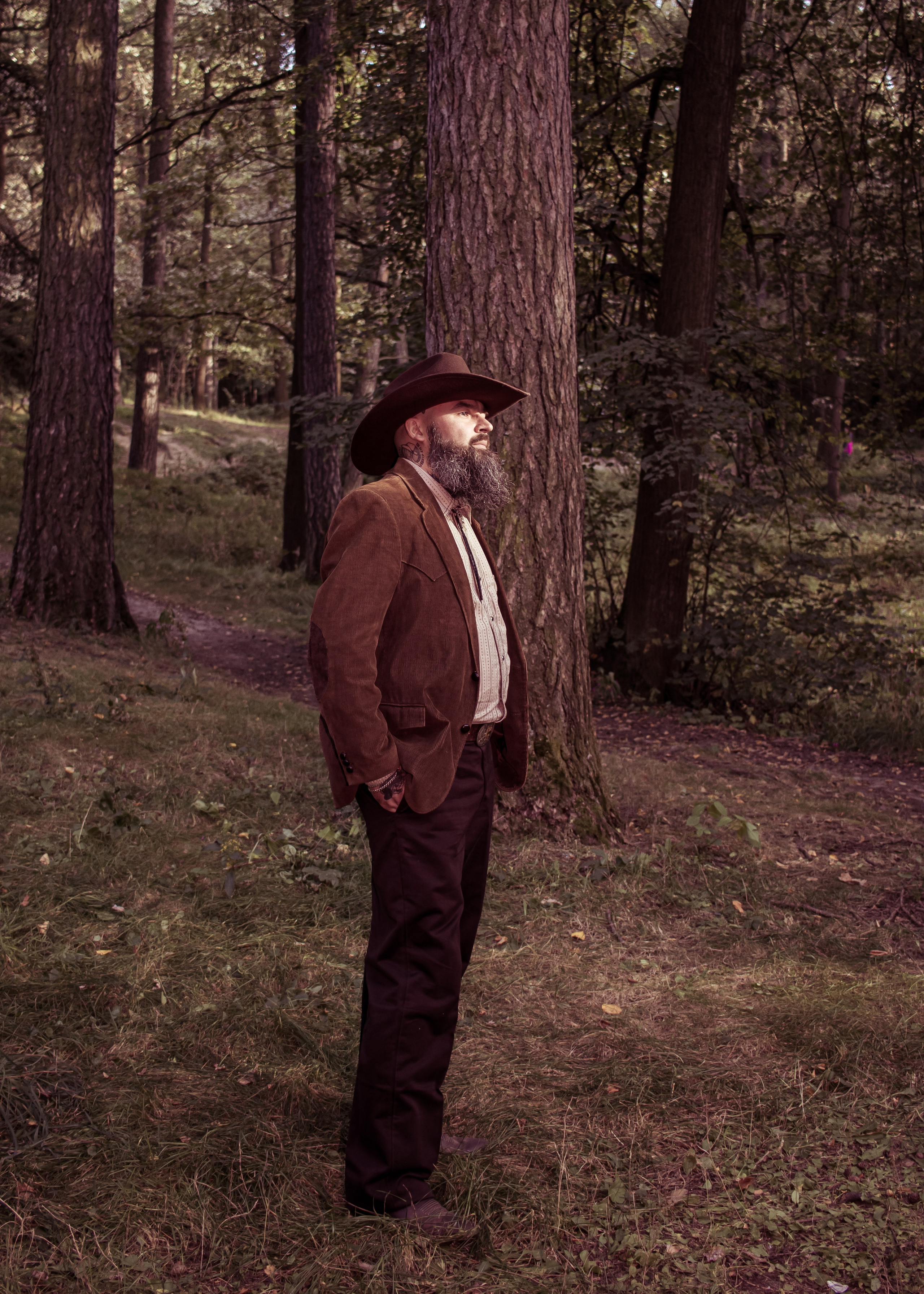 Портрет мужчины в шляпе в лесной фотосессии бохо • фотограф Карасёва Елена