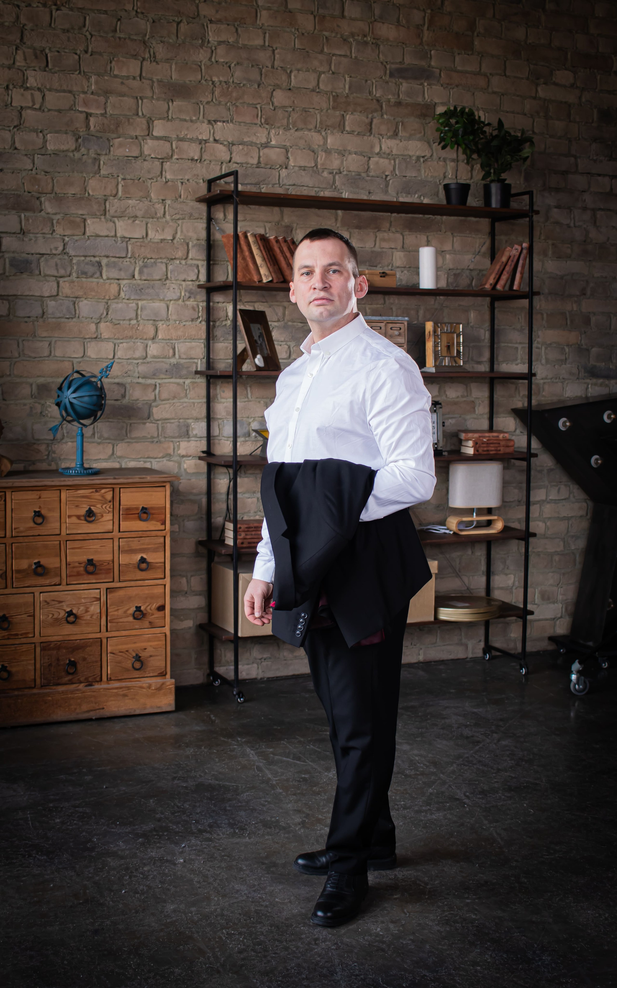 Мужской портрет в костюме в интерьере студии, Красногорск, фотограф Карасёва Елена