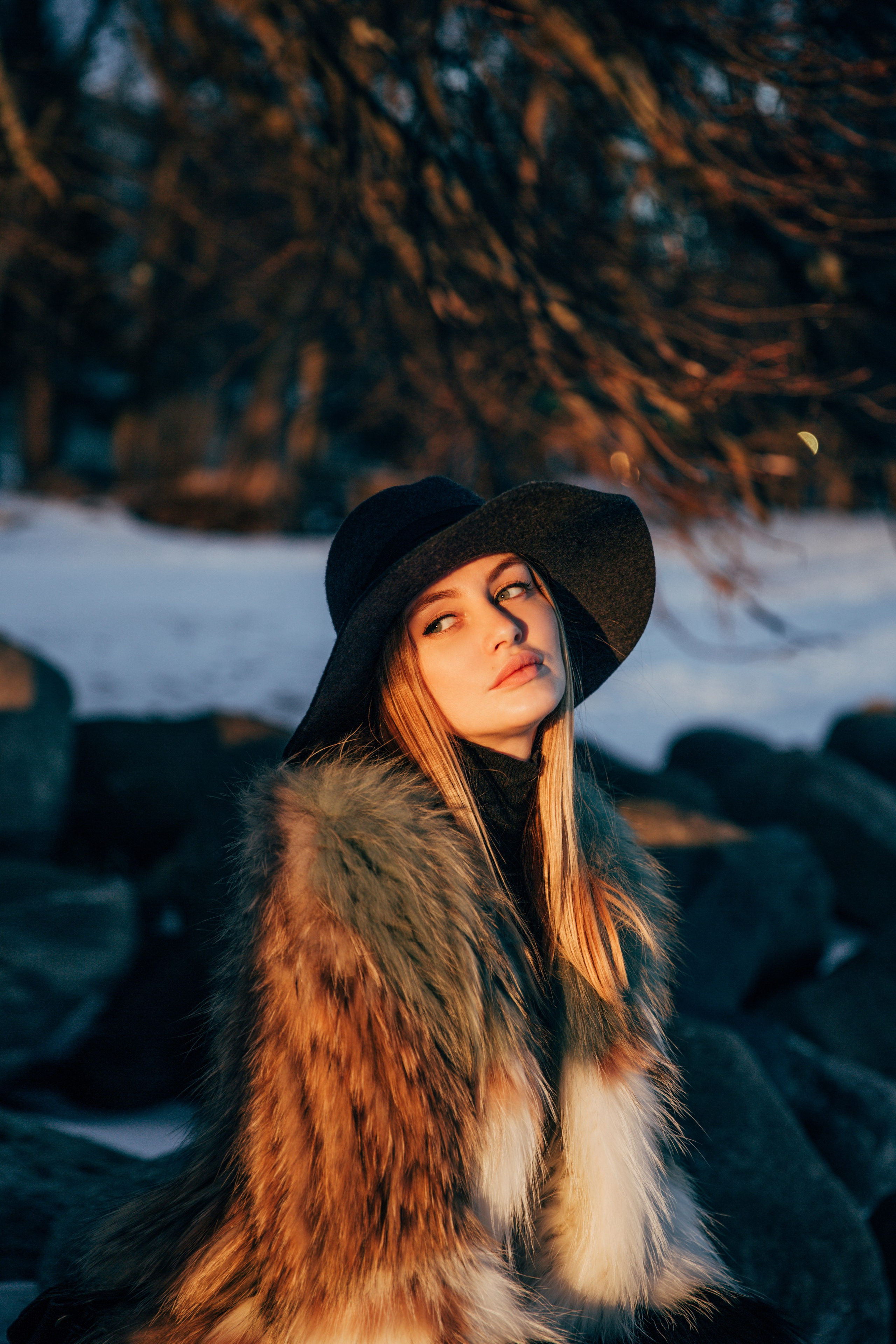 Девушка на берегу Финского залива на закате портрет