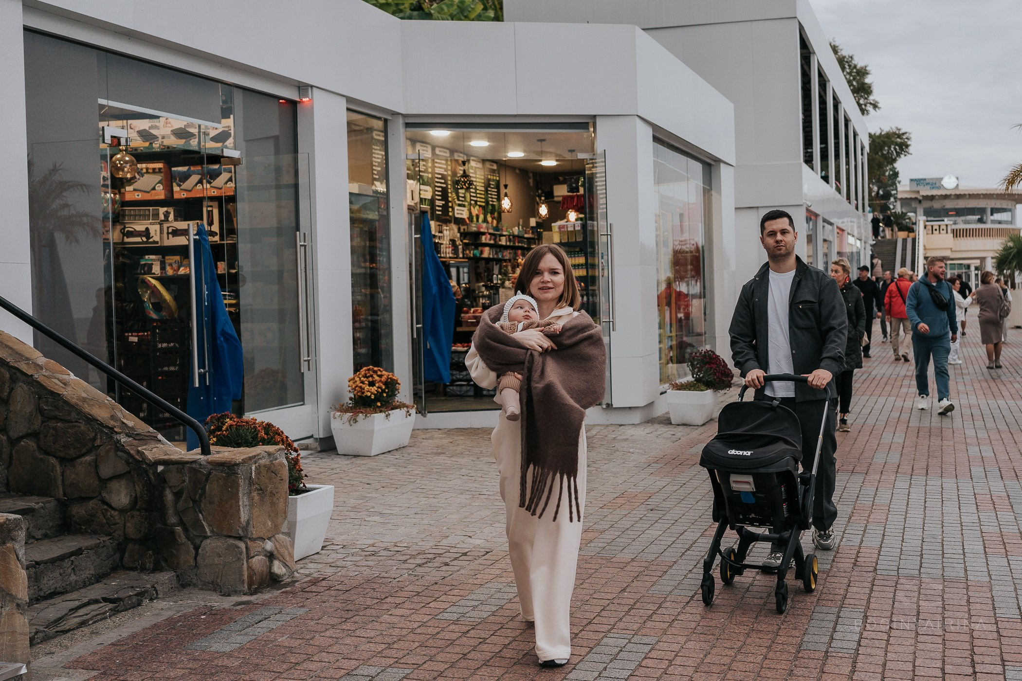 Семейная фотосессия прогулка на море. Фотограф на роды Москва. Фотограф новорожденных Москва