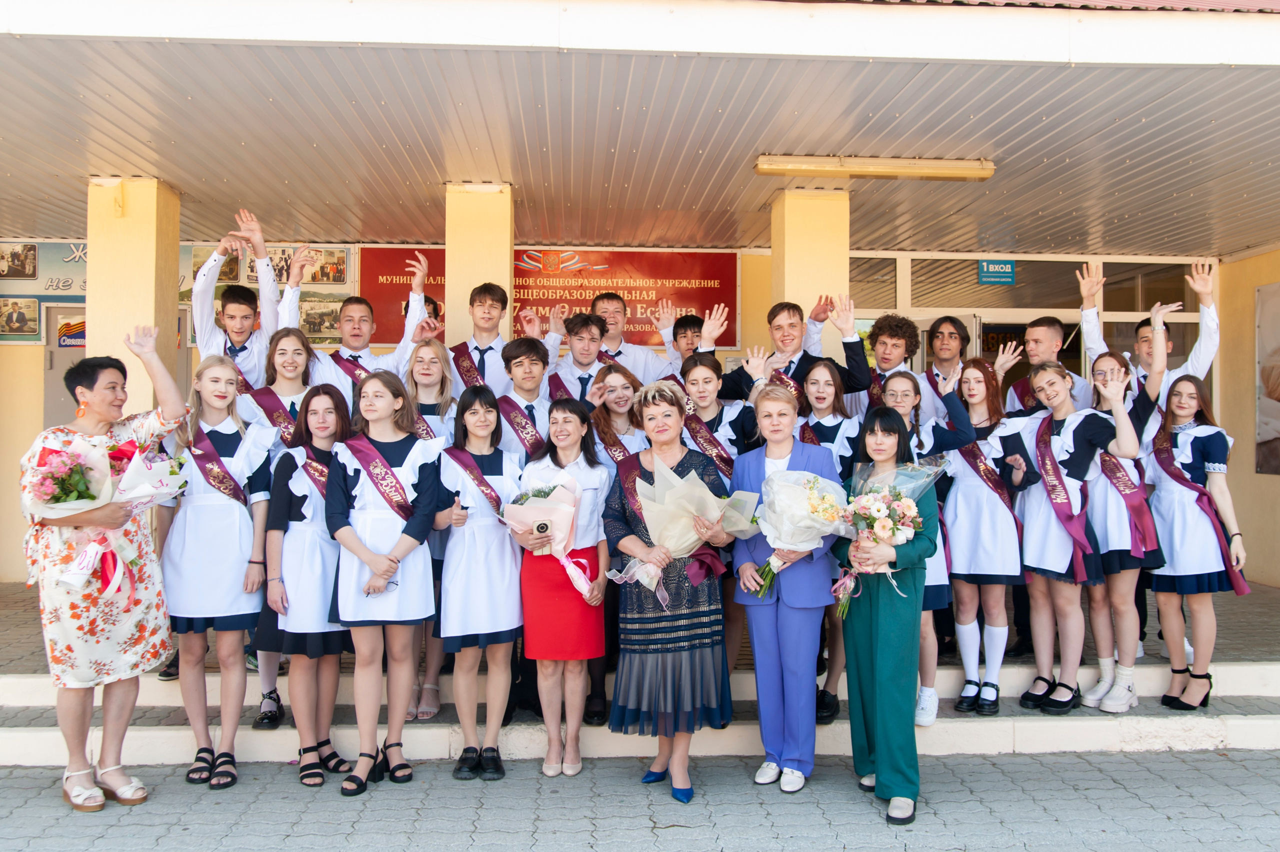 Последний Звонок МАОУ СОШ № 17 им. Эдуарда Есаяна — Архипо-Осиповка. Свадебный и семейный фотограф Денис Лукьянов в Краснодаре, Краснодарском крае и Республике Крым