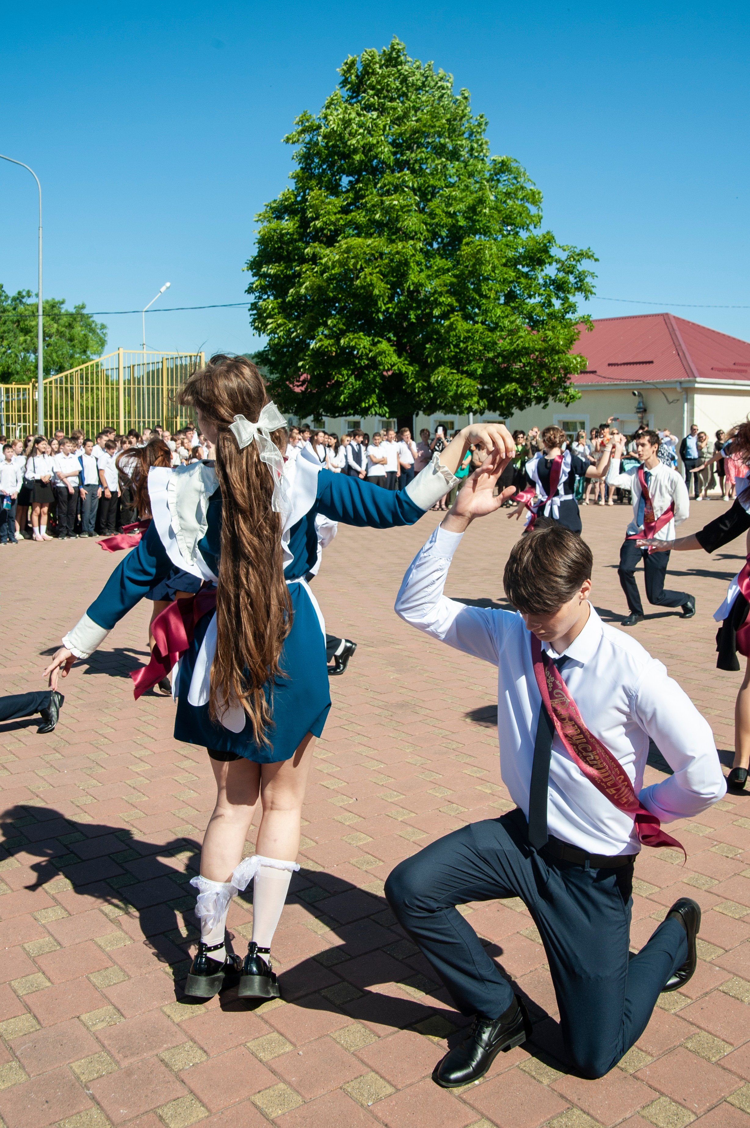 Последний Звонок МАОУ СОШ № 17 им. Эдуарда Есаяна — Архипо-Осиповка. Свадебный и семейный фотограф Денис Лукьянов в Краснодаре, Краснодарском крае и Республике Крым