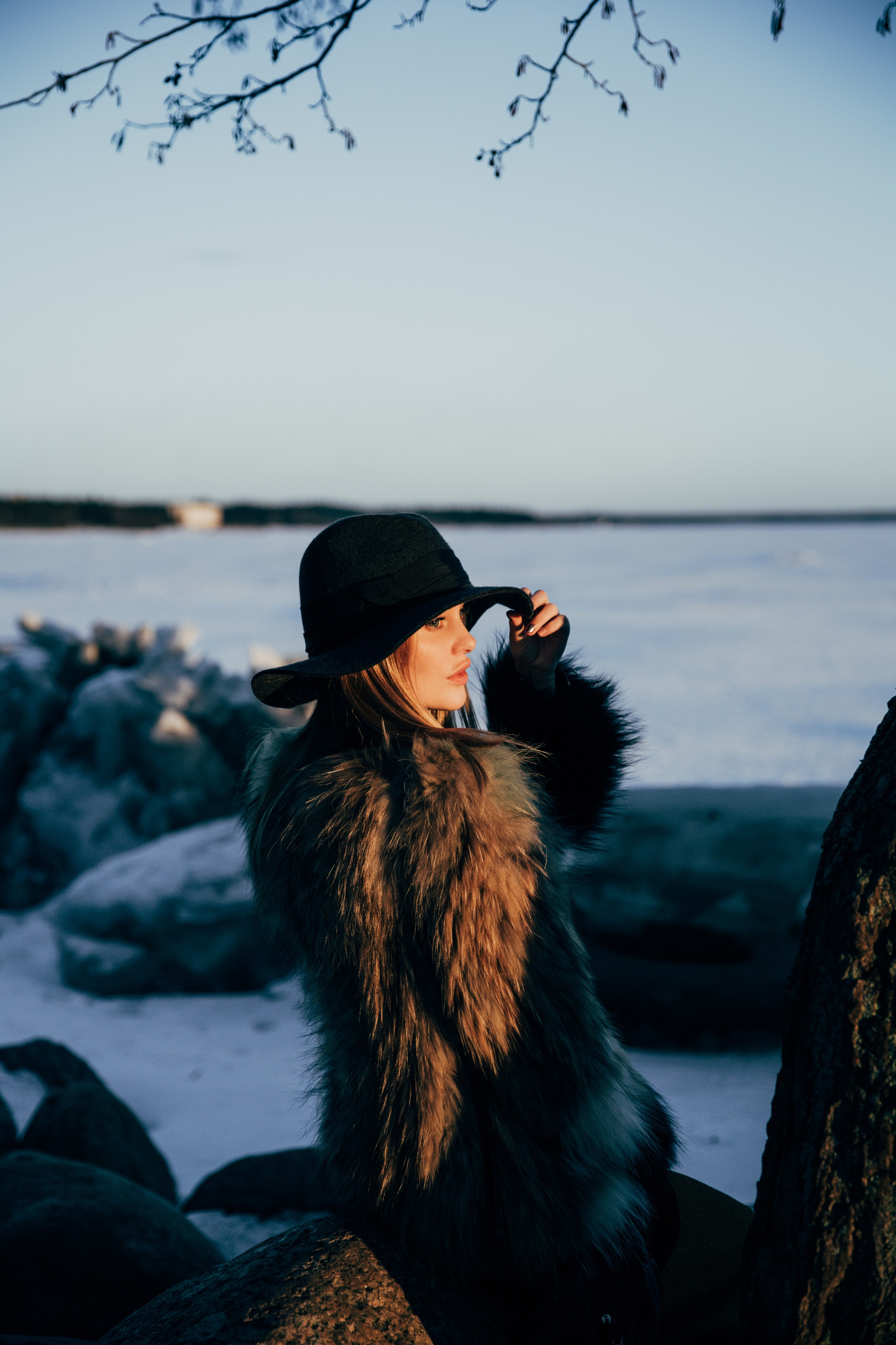 Девушка на берегу Финского залива на закате портрет