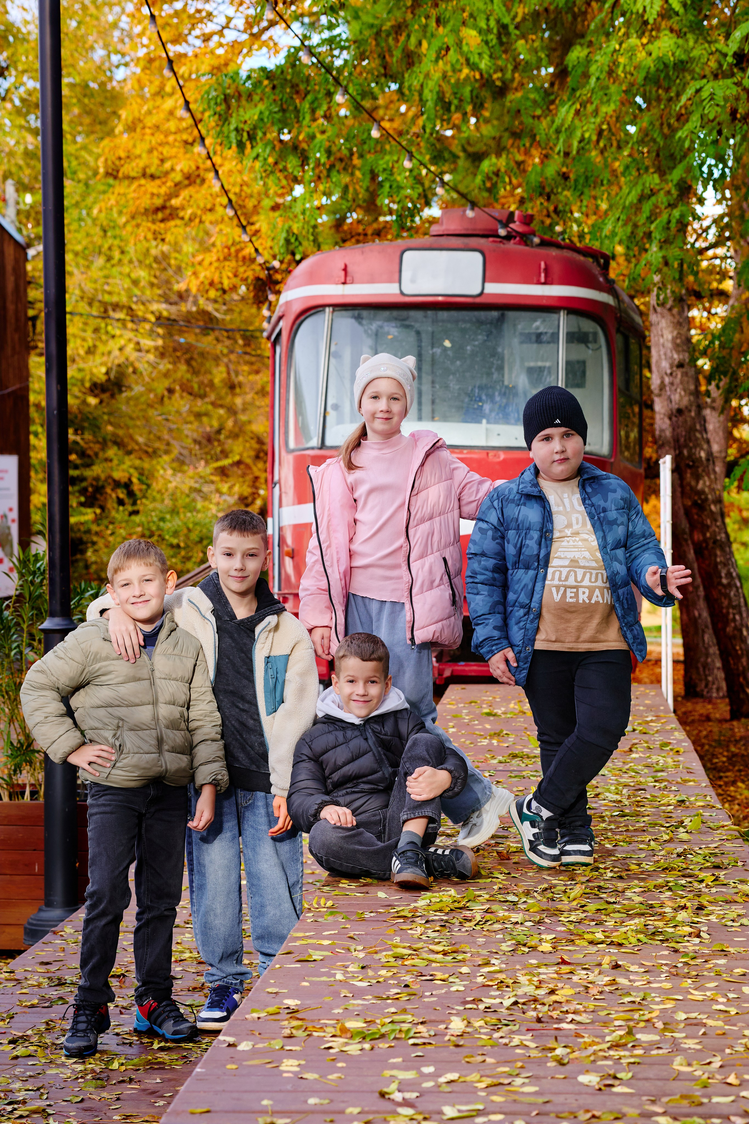 Прогулка в парке классом. Фотограф Выпускные альбомы Таганрог Сергей Коробченко